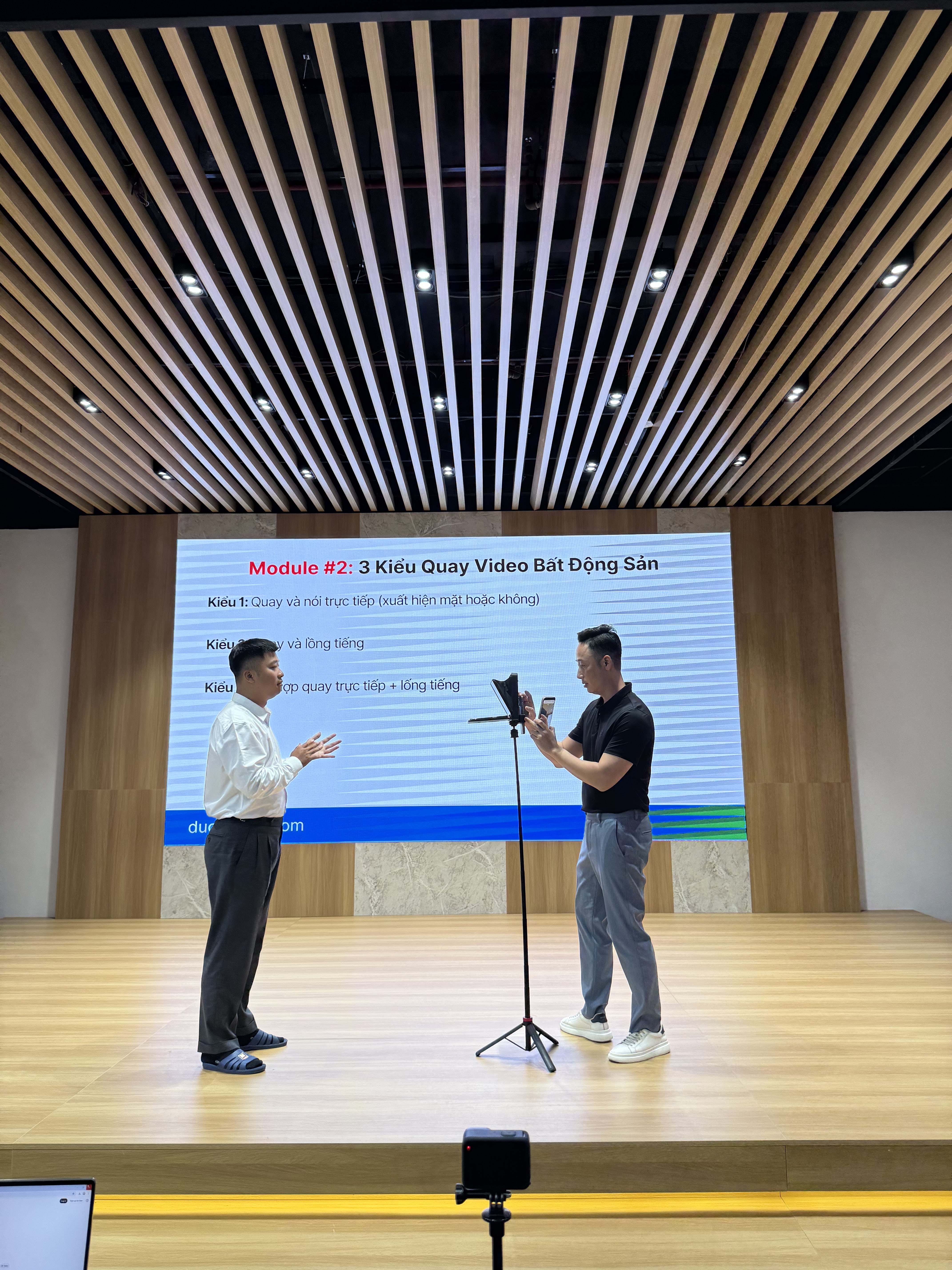 Đăng Dương chuẩn bị hồ sơ sản phẩm và kịch bản trước buổi livestream bán bất động sản