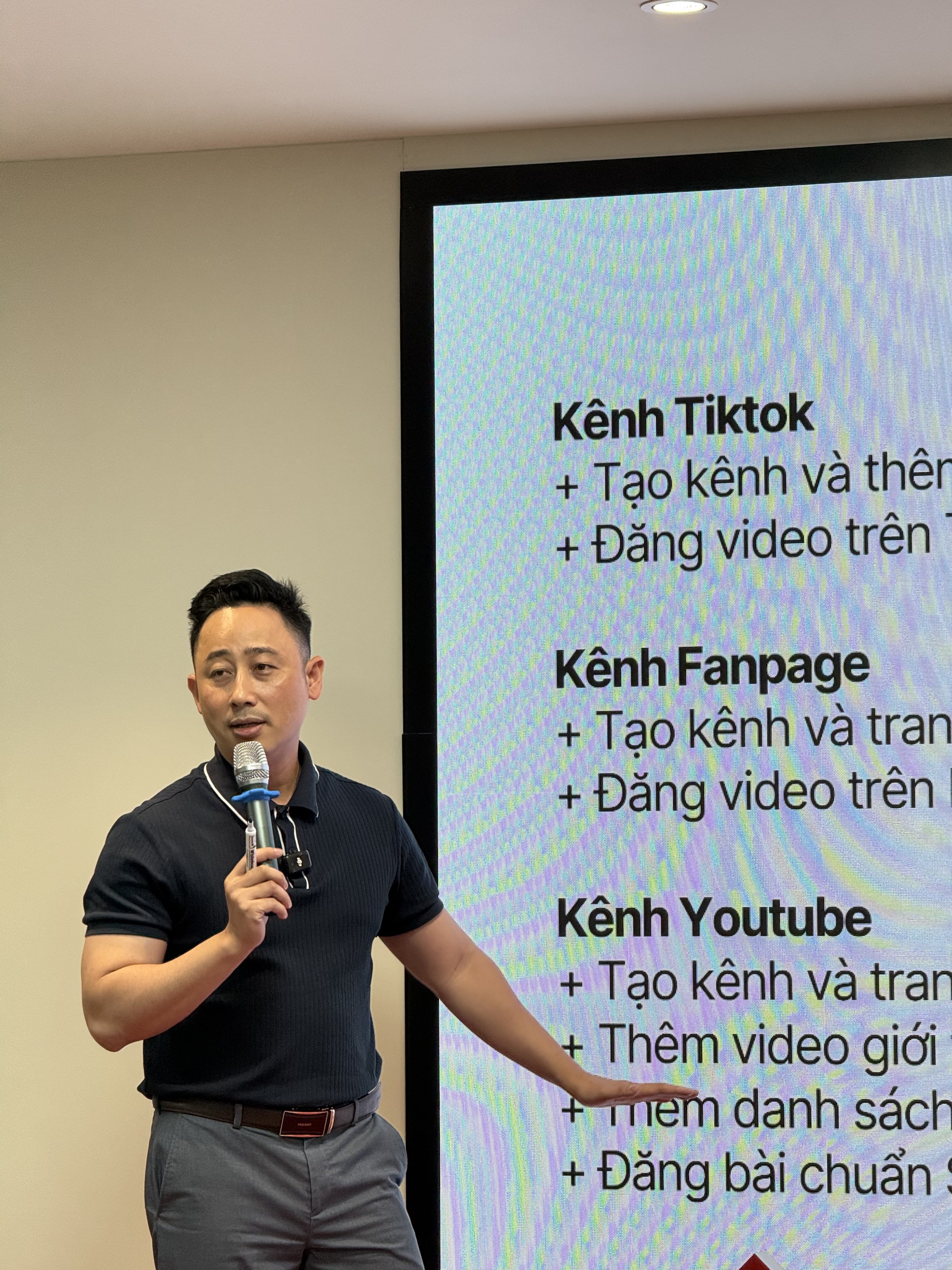 Buổi đào tạo chỉ lỗi kênh bất động sản về hình thu nhỏ và phần mô tả video cho đội môi giới