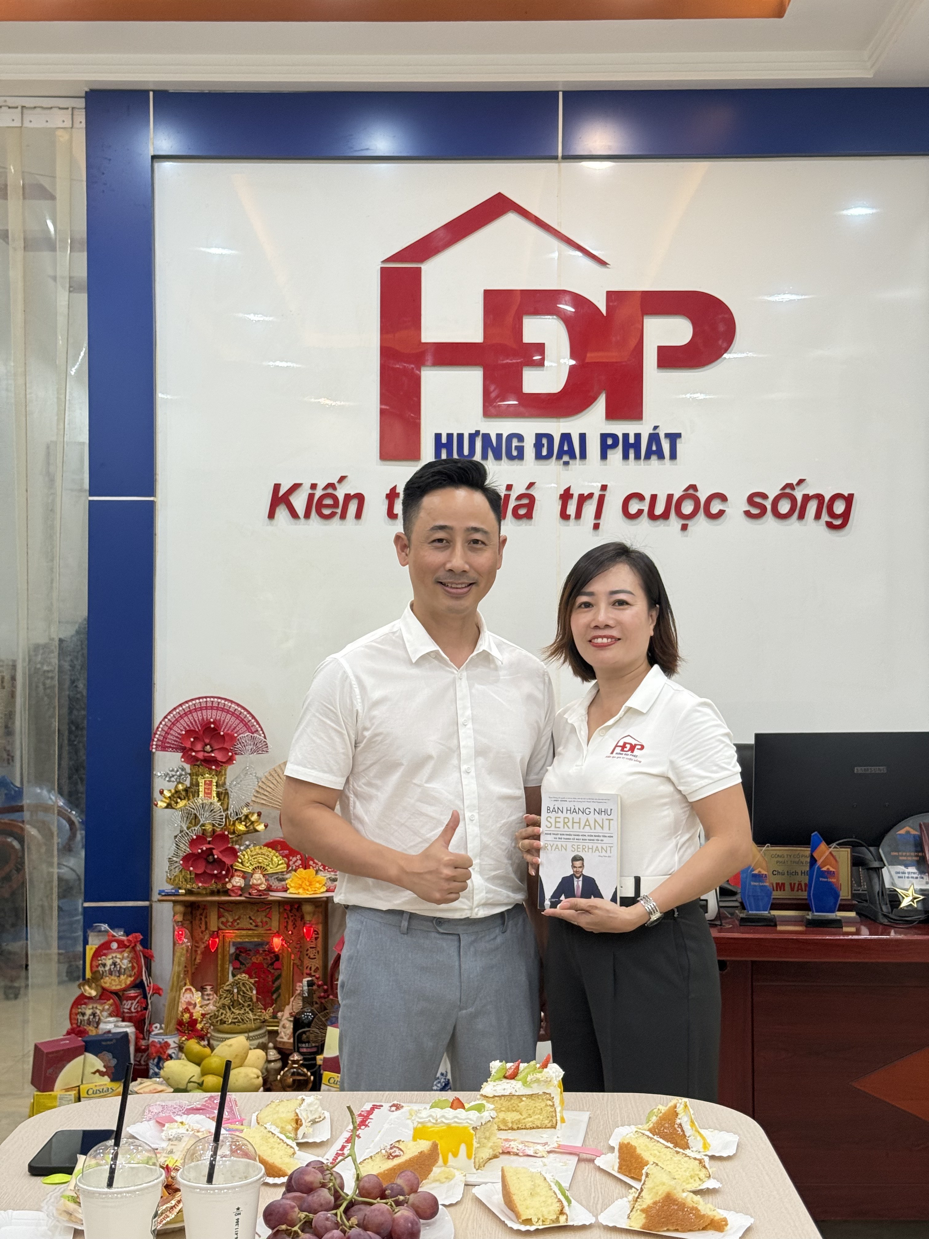 Đăng Dương trao đổi với môi giới bất động sản về cách hoa hồng được trả ở nhánh thổ cư và nhánh dự án