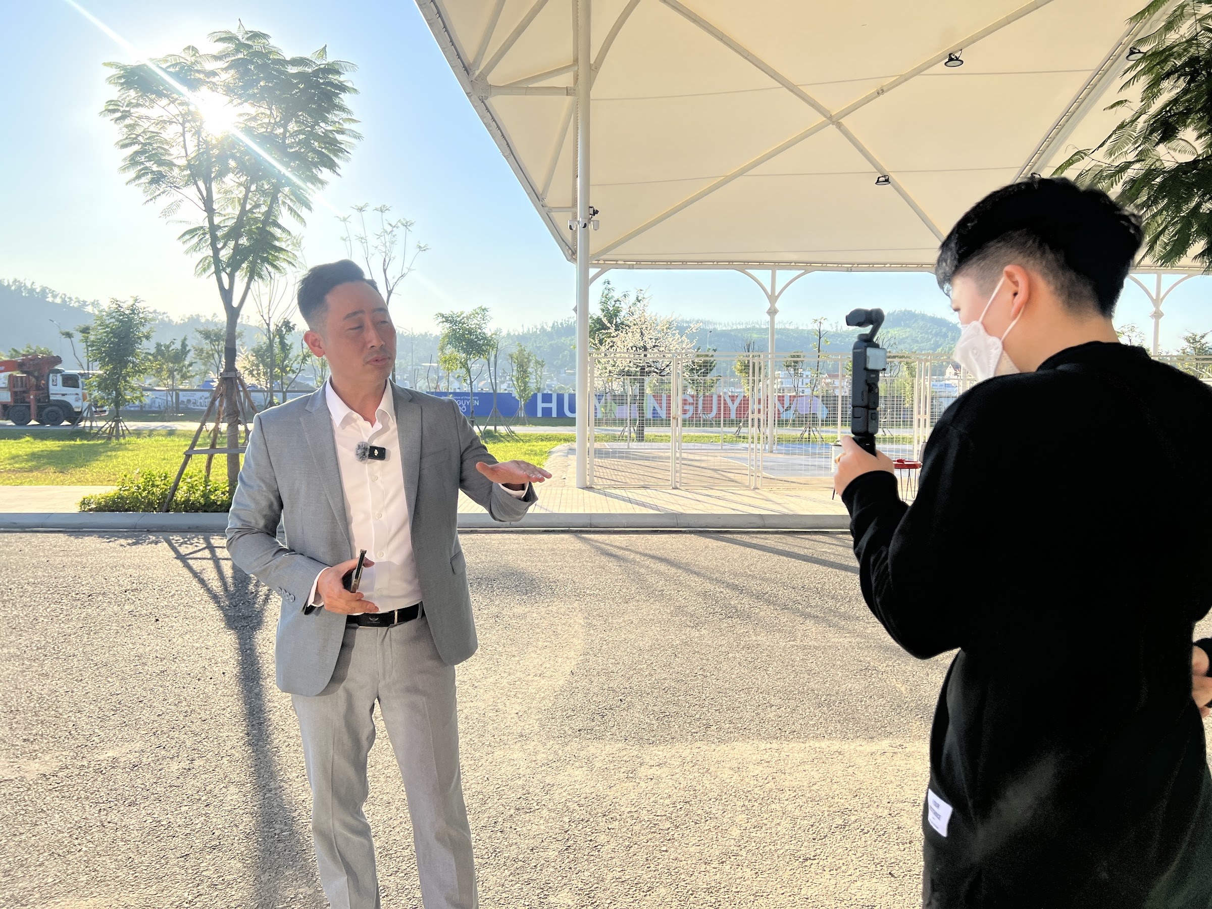 Đăng Dương quay video ngoài hiện trường tại khu đất nền chưa có gì để giới thiệu