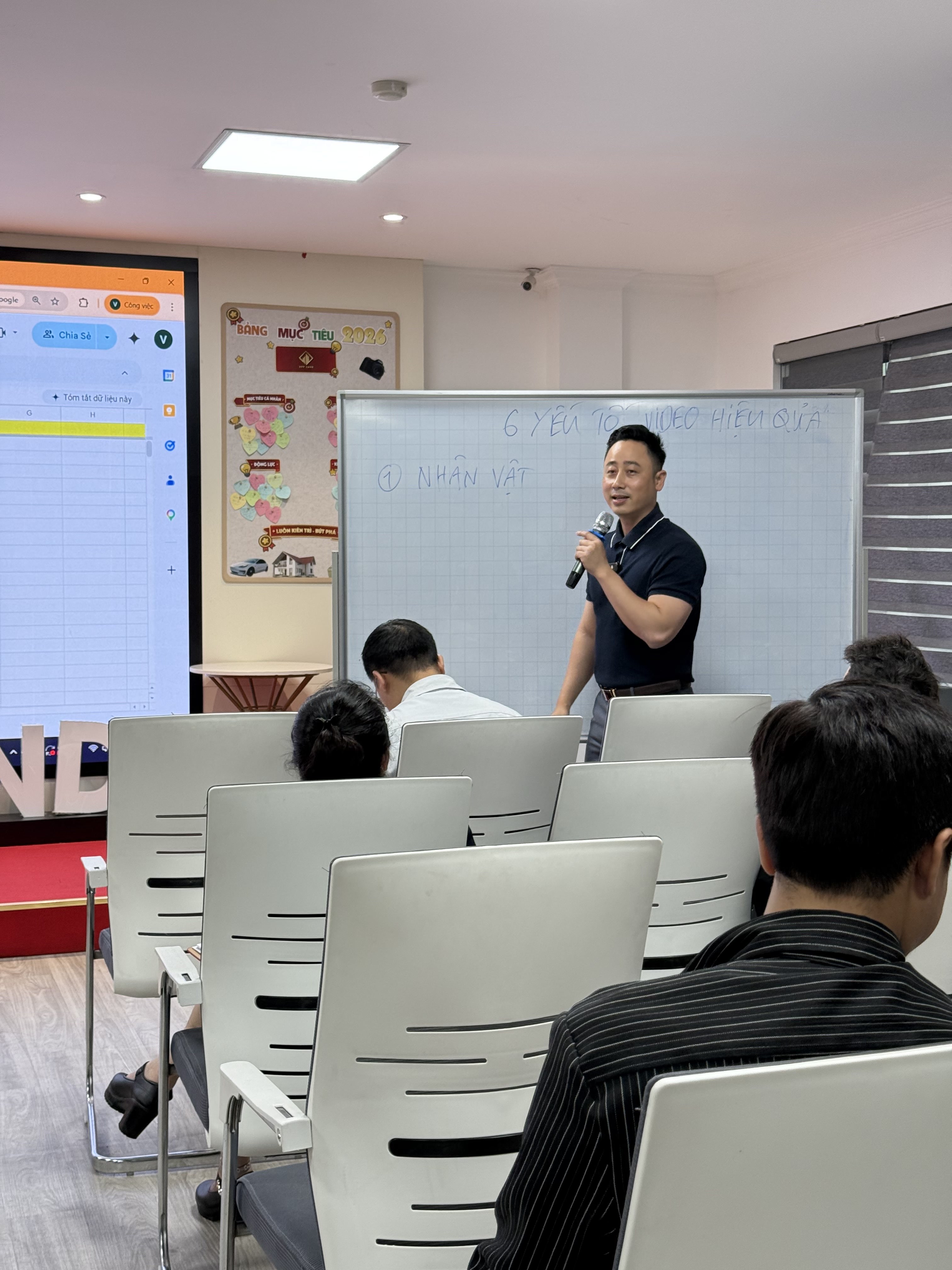 Đăng Dương trao đổi với môi giới bất động sản về rủi ro pháp lý khi mua đất trong vùng quy hoạch