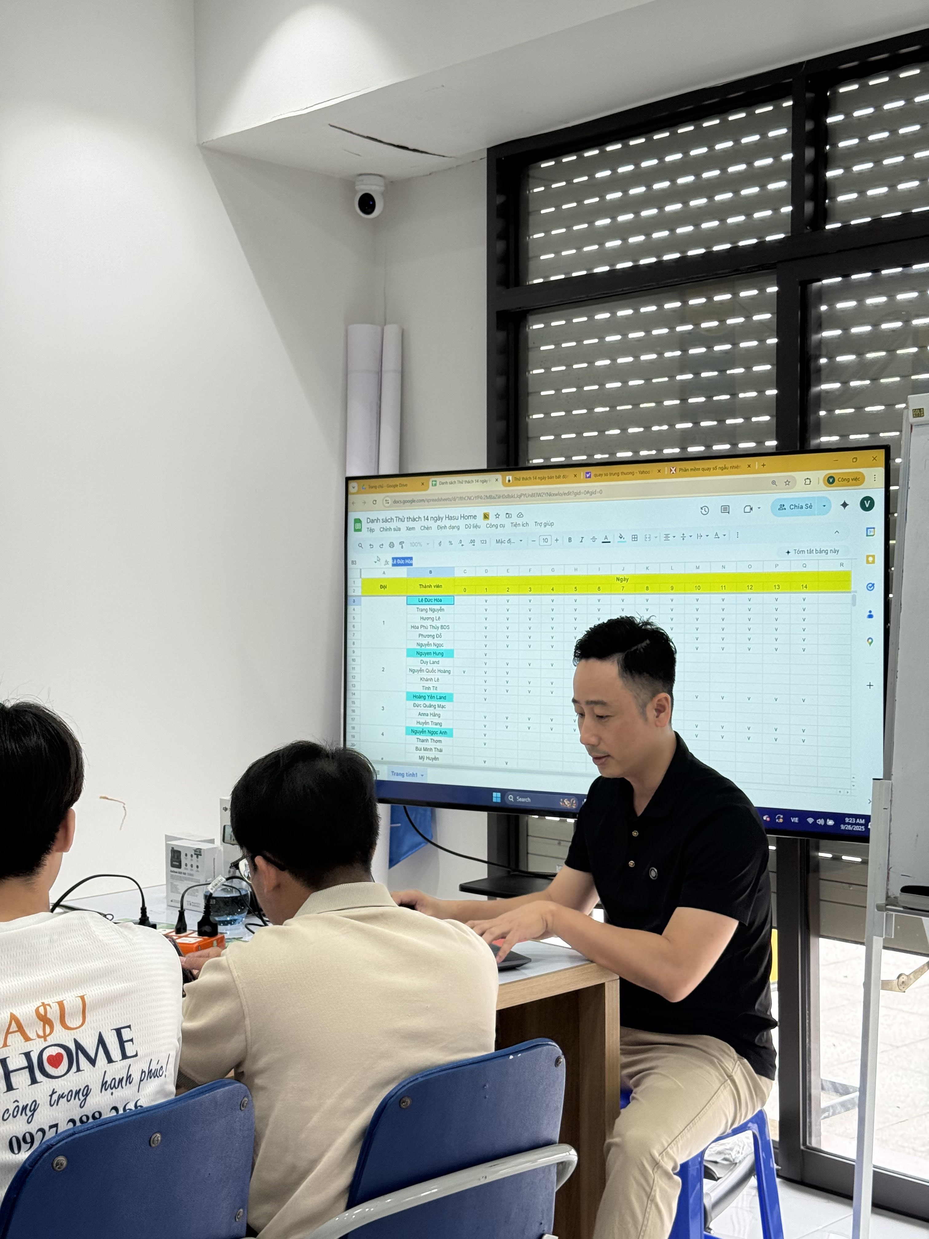 Đăng Dương trò chuyện với từng thành viên đội nhóm best seller bất động sản sau buổi đào tạo