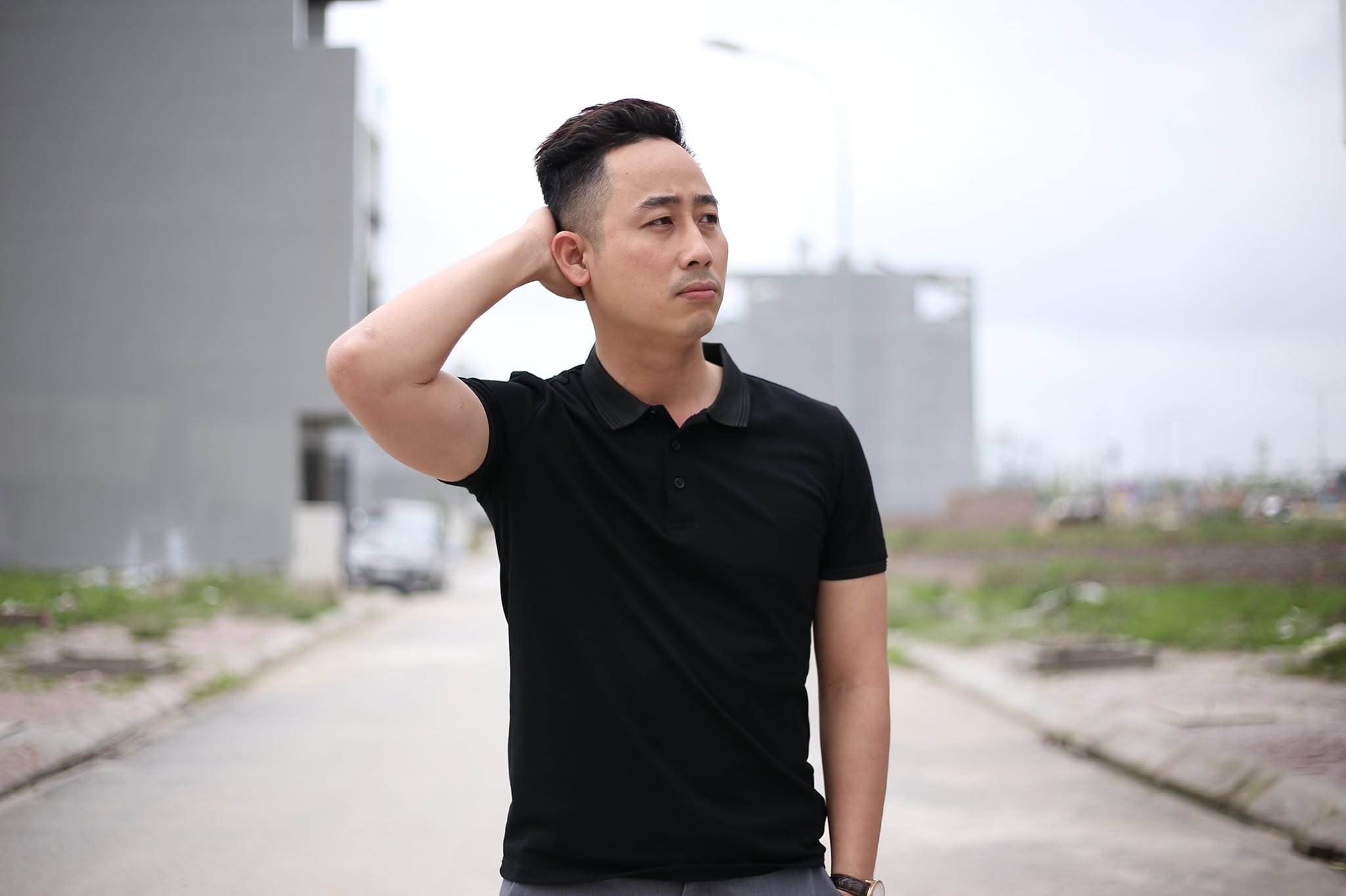 Môi giới bất động sản tập nói trước ống kính trong buổi đào tạo làm video