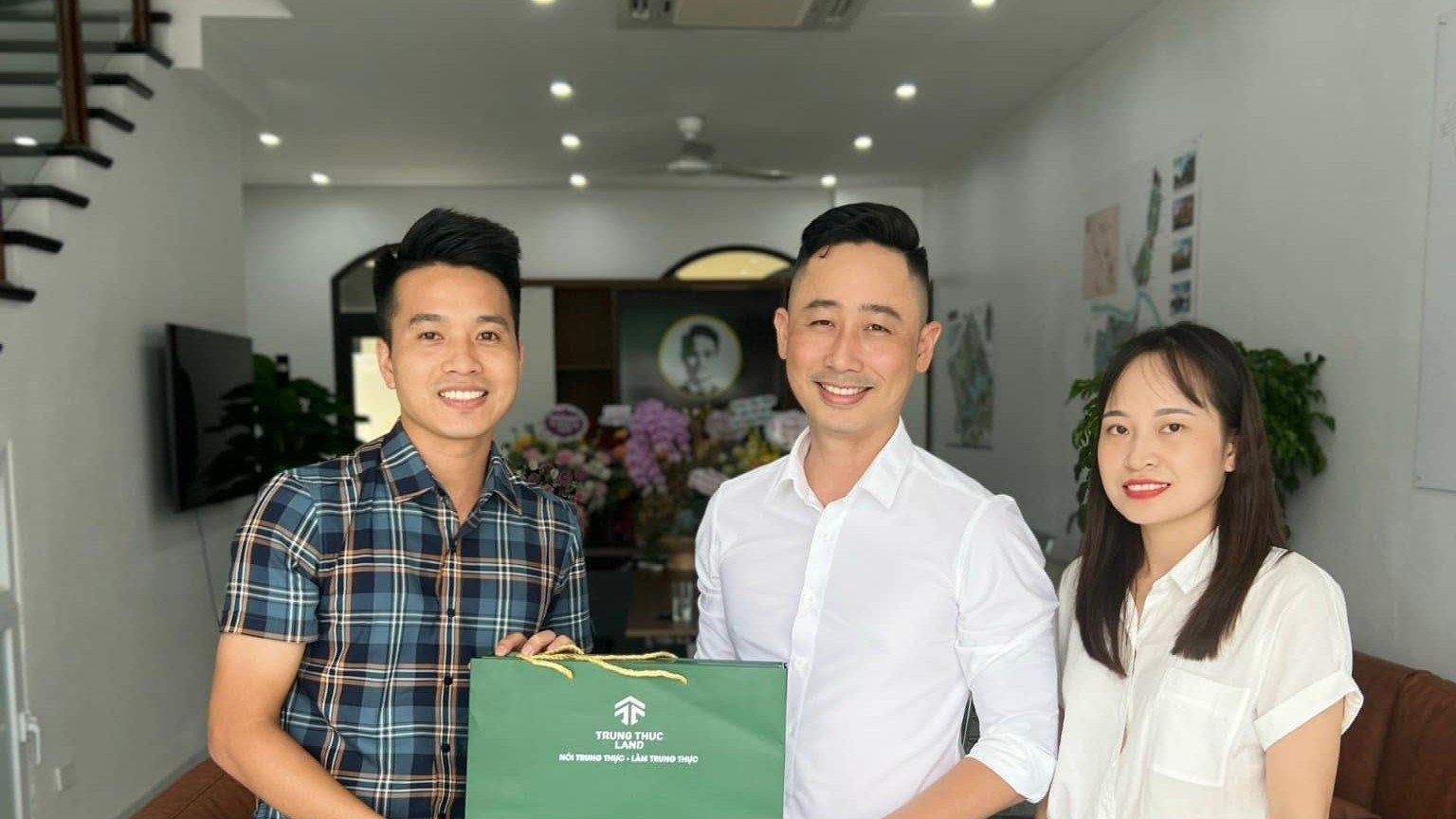 Lớp học nghề môi giới bất động sản với nhiều người có trình độ nền khác nhau cùng ngồi nghe