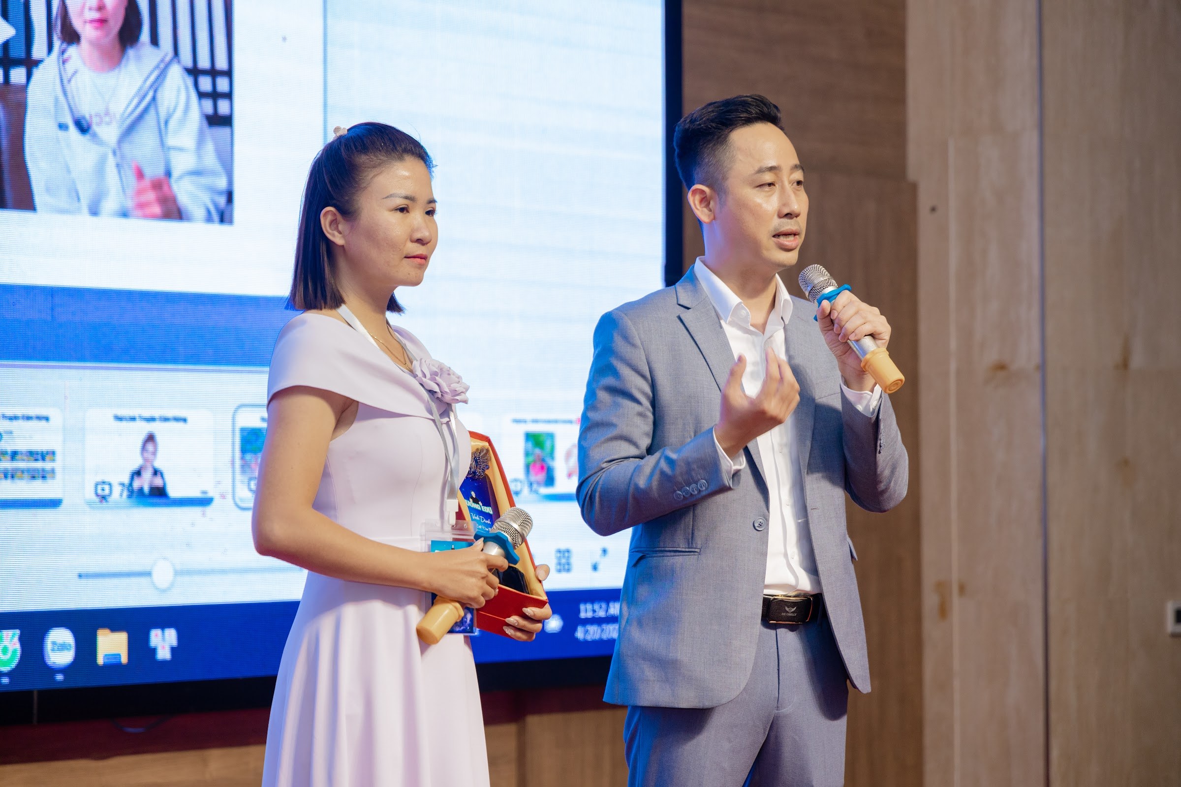 Môi giới bất động sản trao đổi về lịch đăng bài và cách dùng lại nội dung cũ