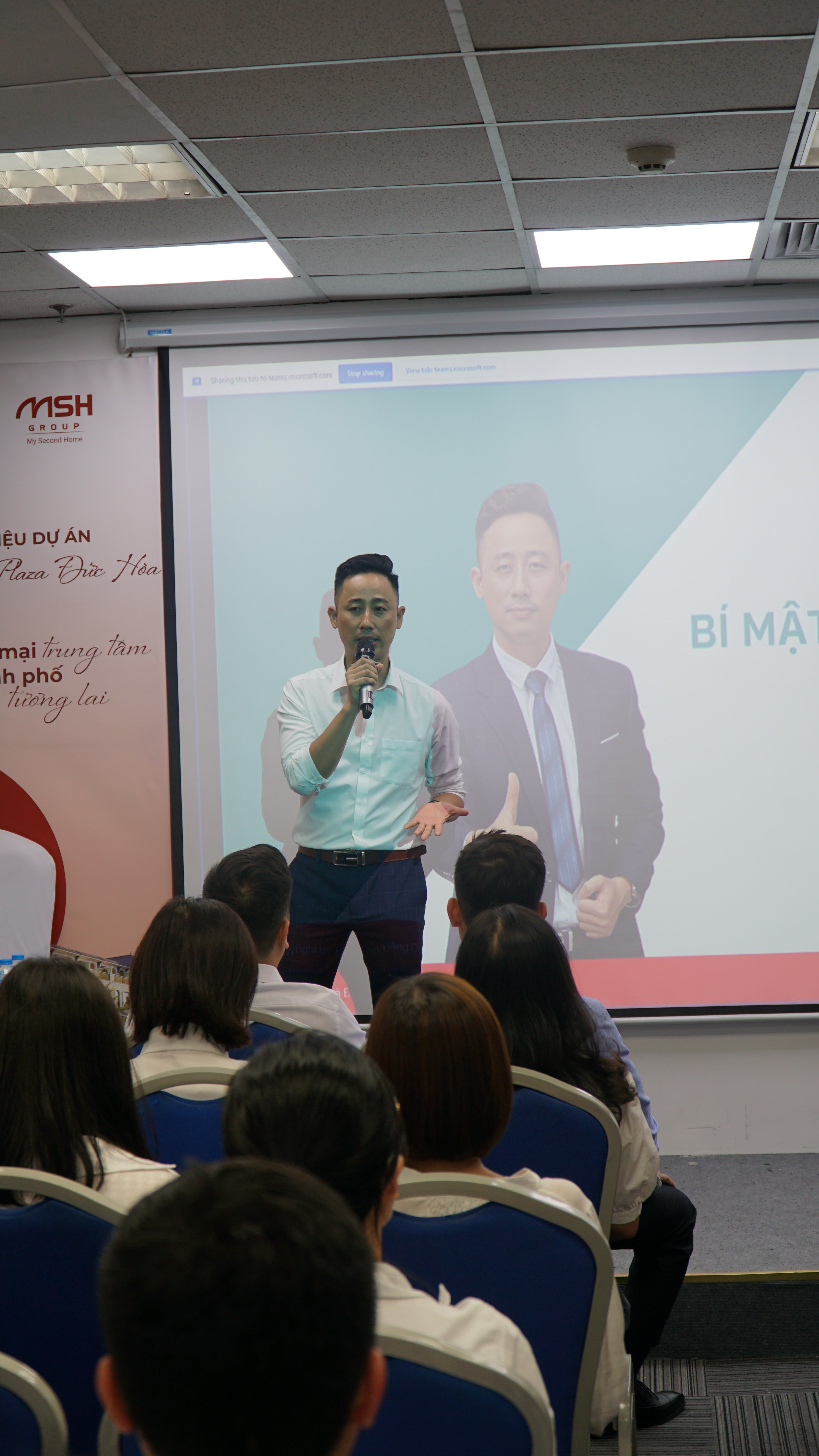 Buổi trao đổi với môi giới bất động sản về cách xem lại kết quả công việc theo tháng