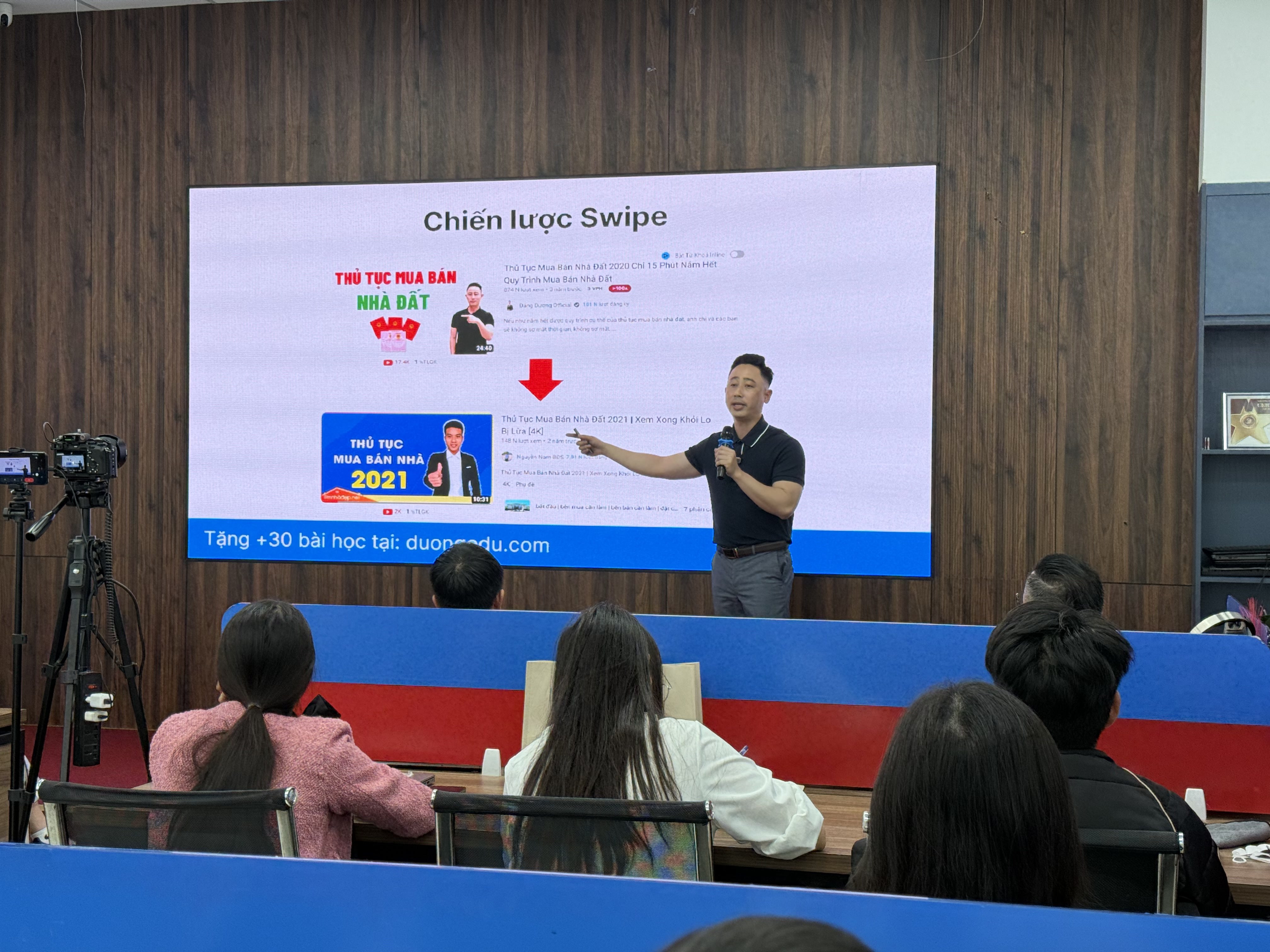 Đăng Dương trao đổi với môi giới về cách đo hiệu quả một buổi livestream bán bất động sản
