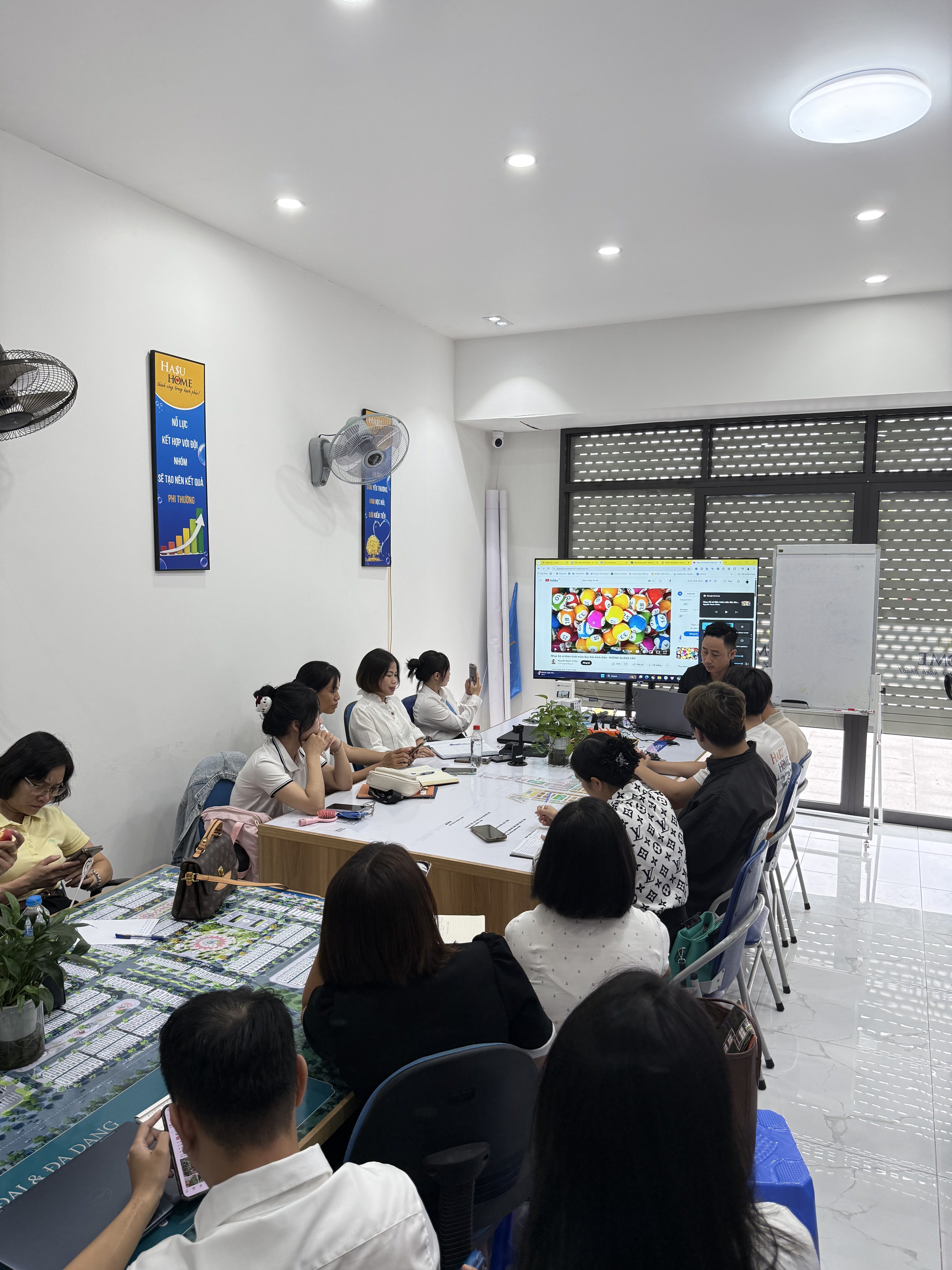 Đăng Dương chia sẻ với nhóm trưởng nhóm và chủ sàn về cách học trước và làm trước đội ngũ