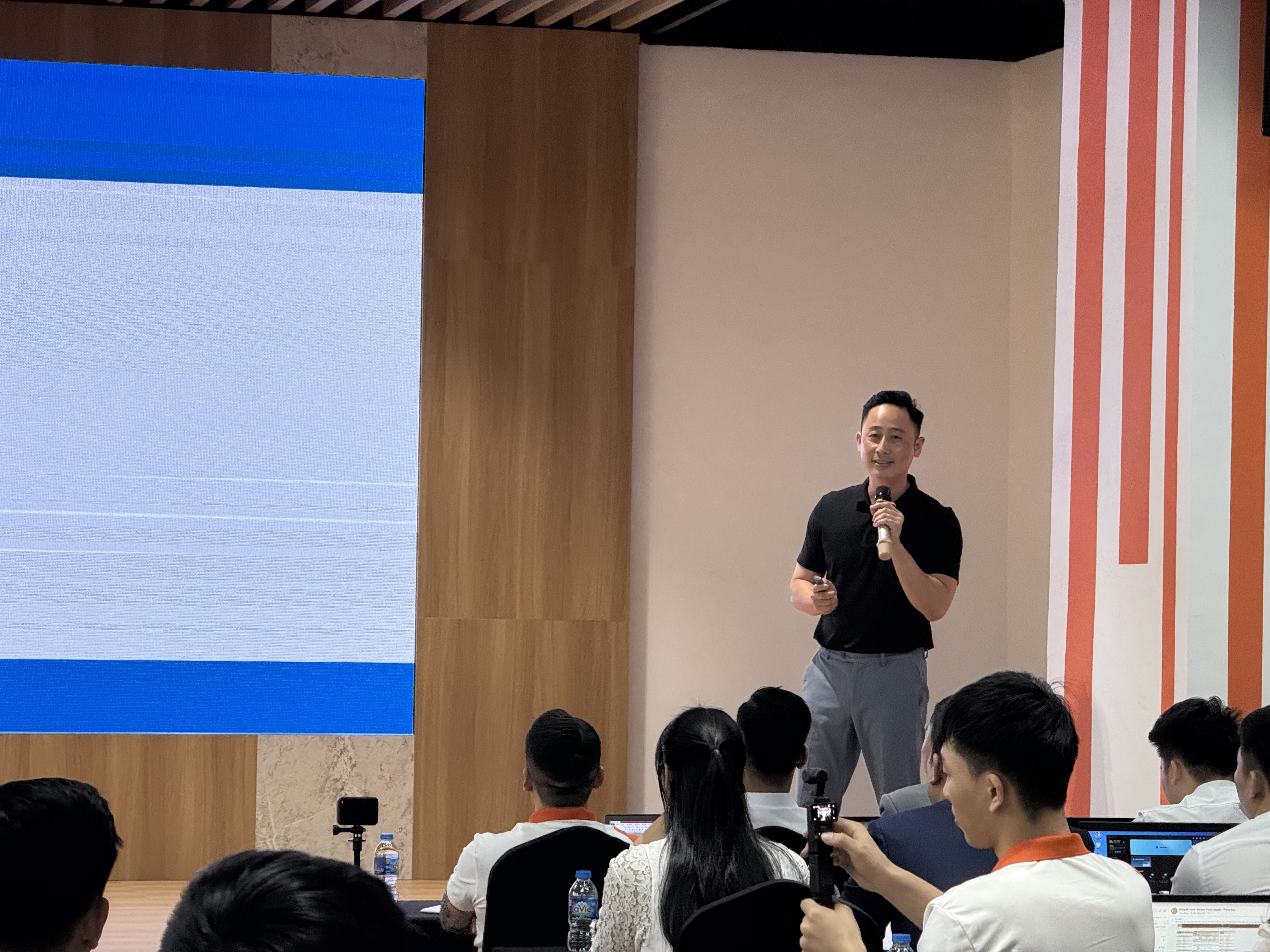 Trao đổi với nhóm nhà đầu tư bất động sản về việc mở rộng nguồn hàng cho tệp khách đã có