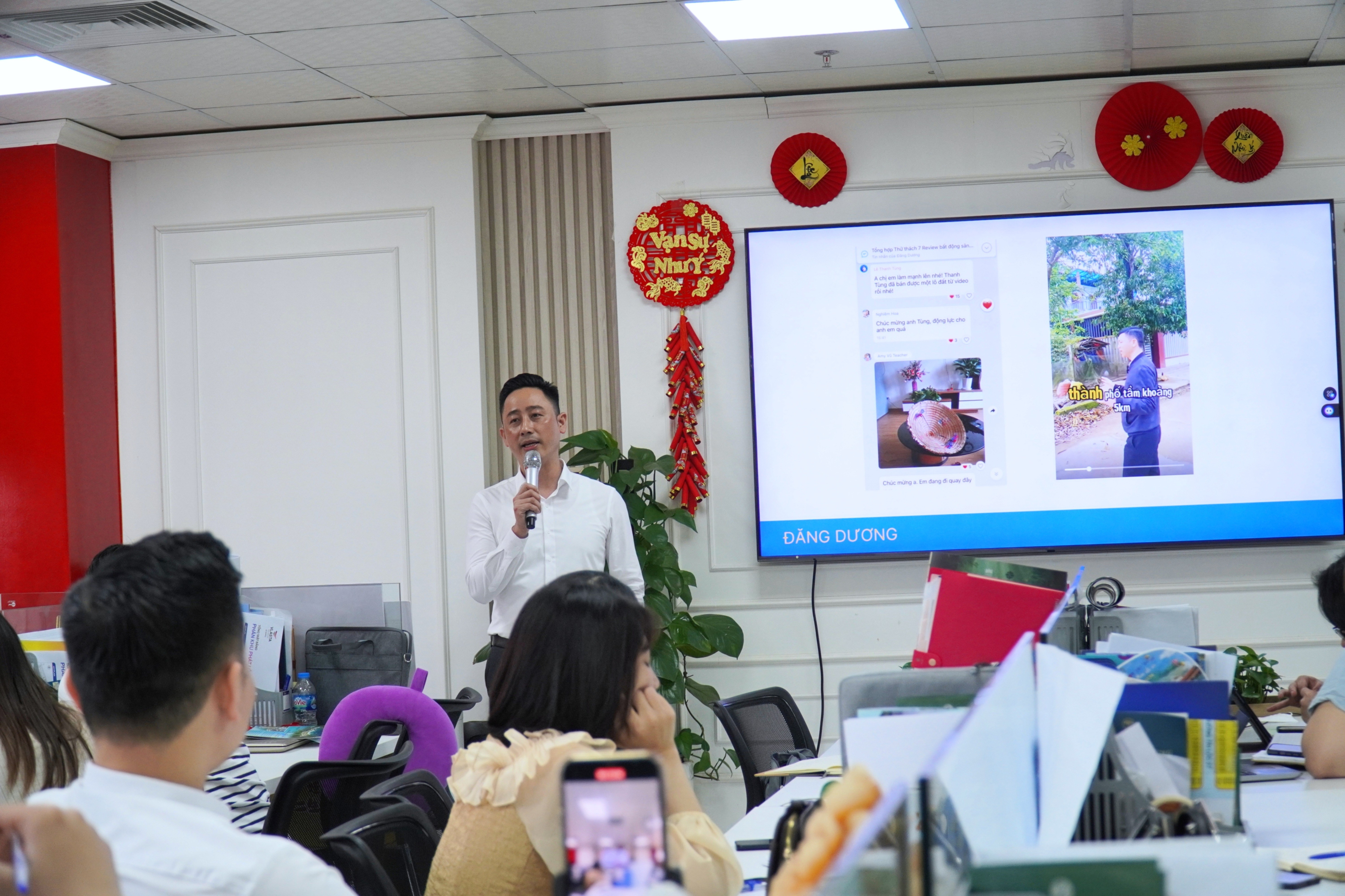 Môi giới bất động sản tập đứng trước máy quay trong buổi đào tạo làm nội dung