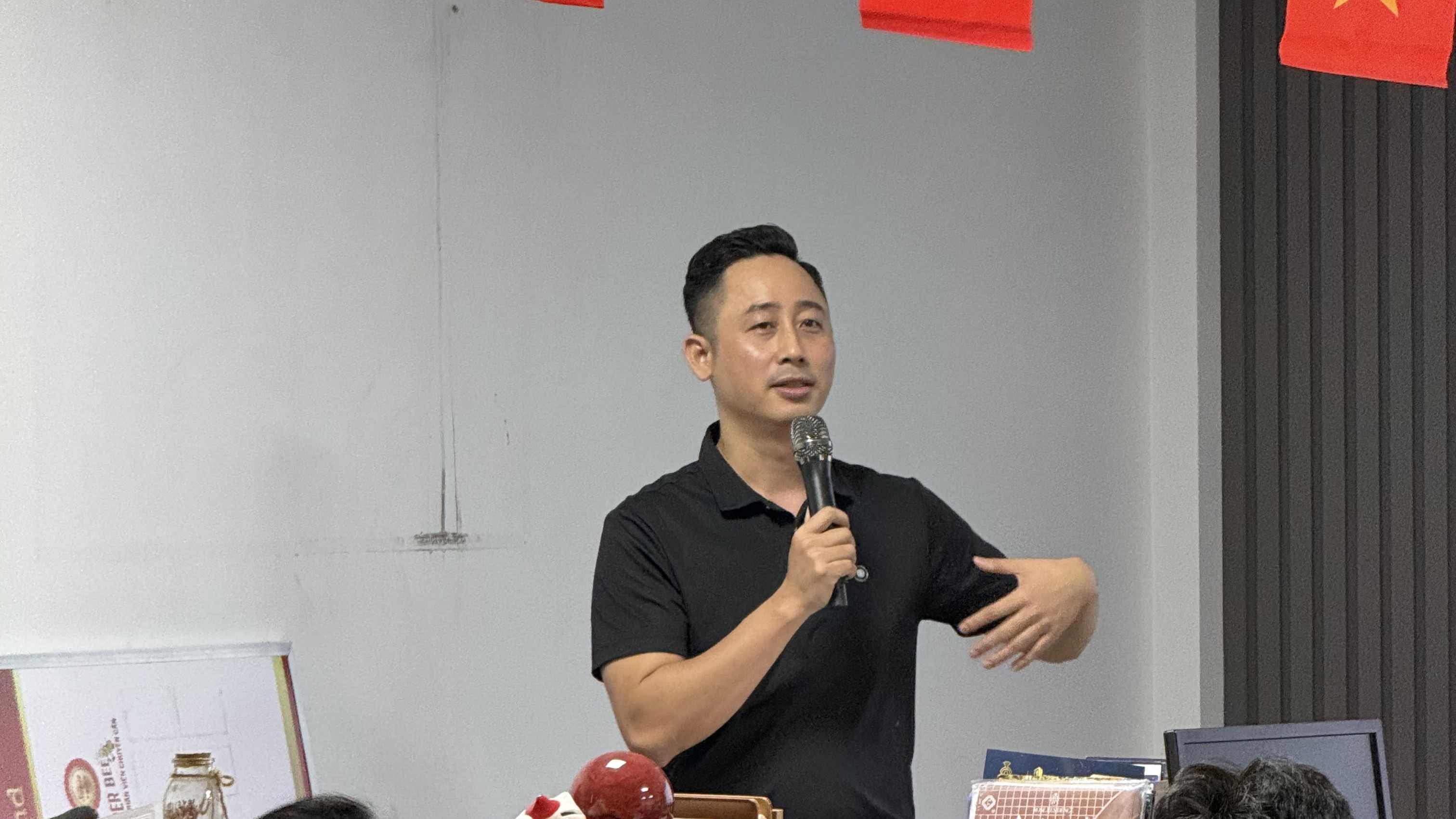 Người làm nghề môi giới bất động sản cân nhắc quyết định ở lại hay dừng lại