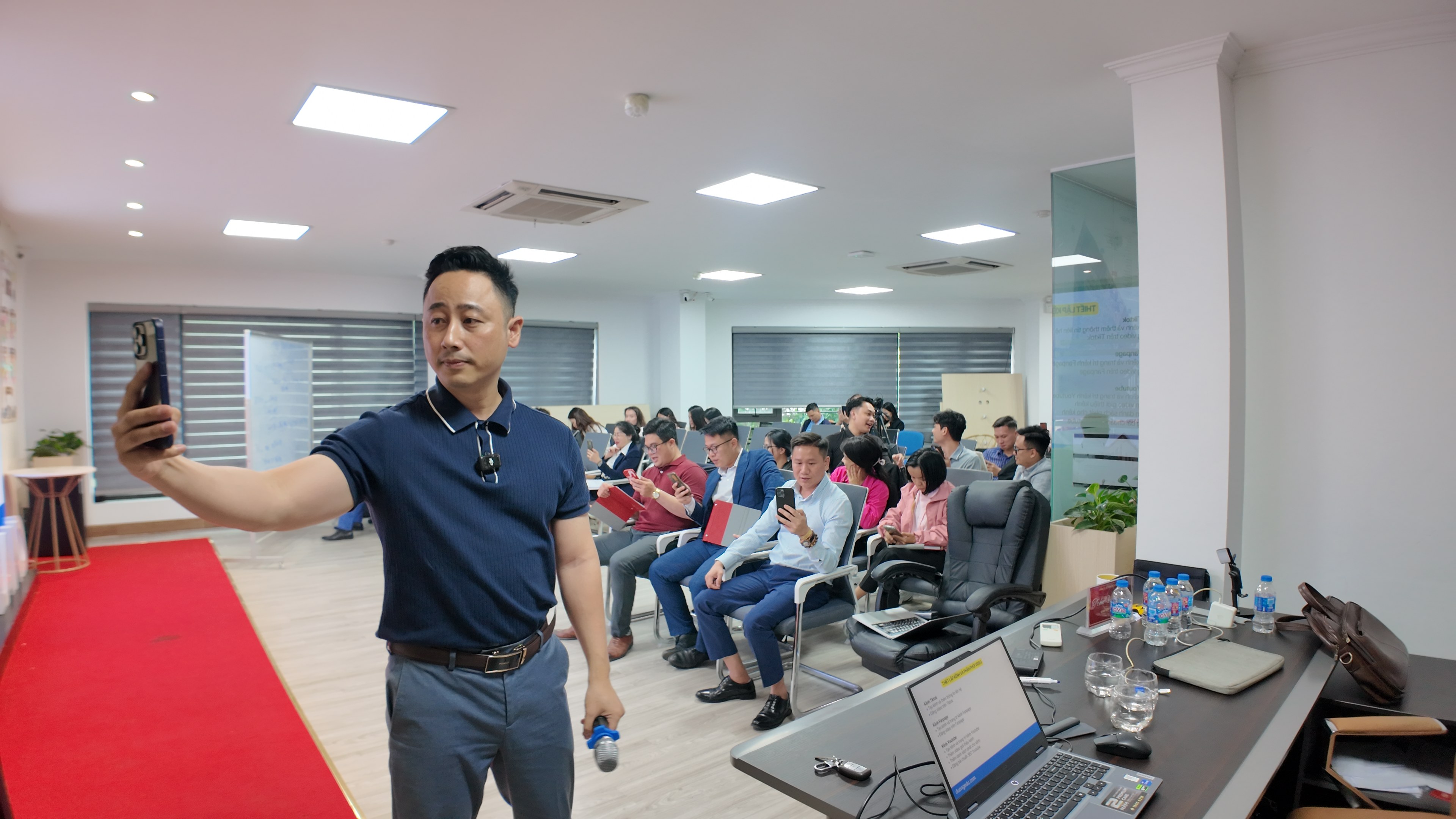 Buổi trao đổi về thủ tục đặt cọc và ký hợp đồng mua bán bất động sản với khách hàng