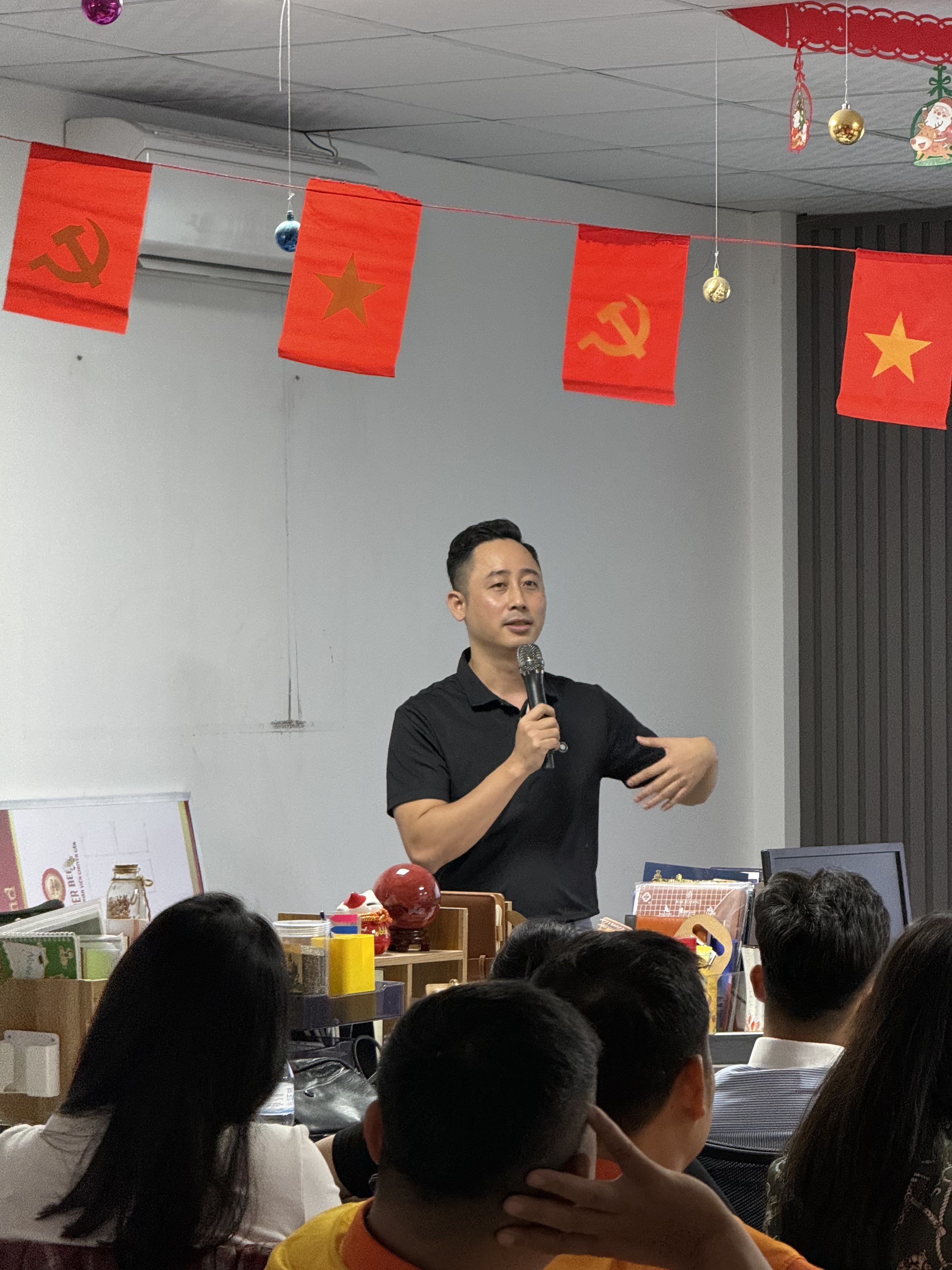 Đăng Dương trò chuyện riêng với một bạn môi giới trẻ đang trong giai đoạn chưa có giao dịch