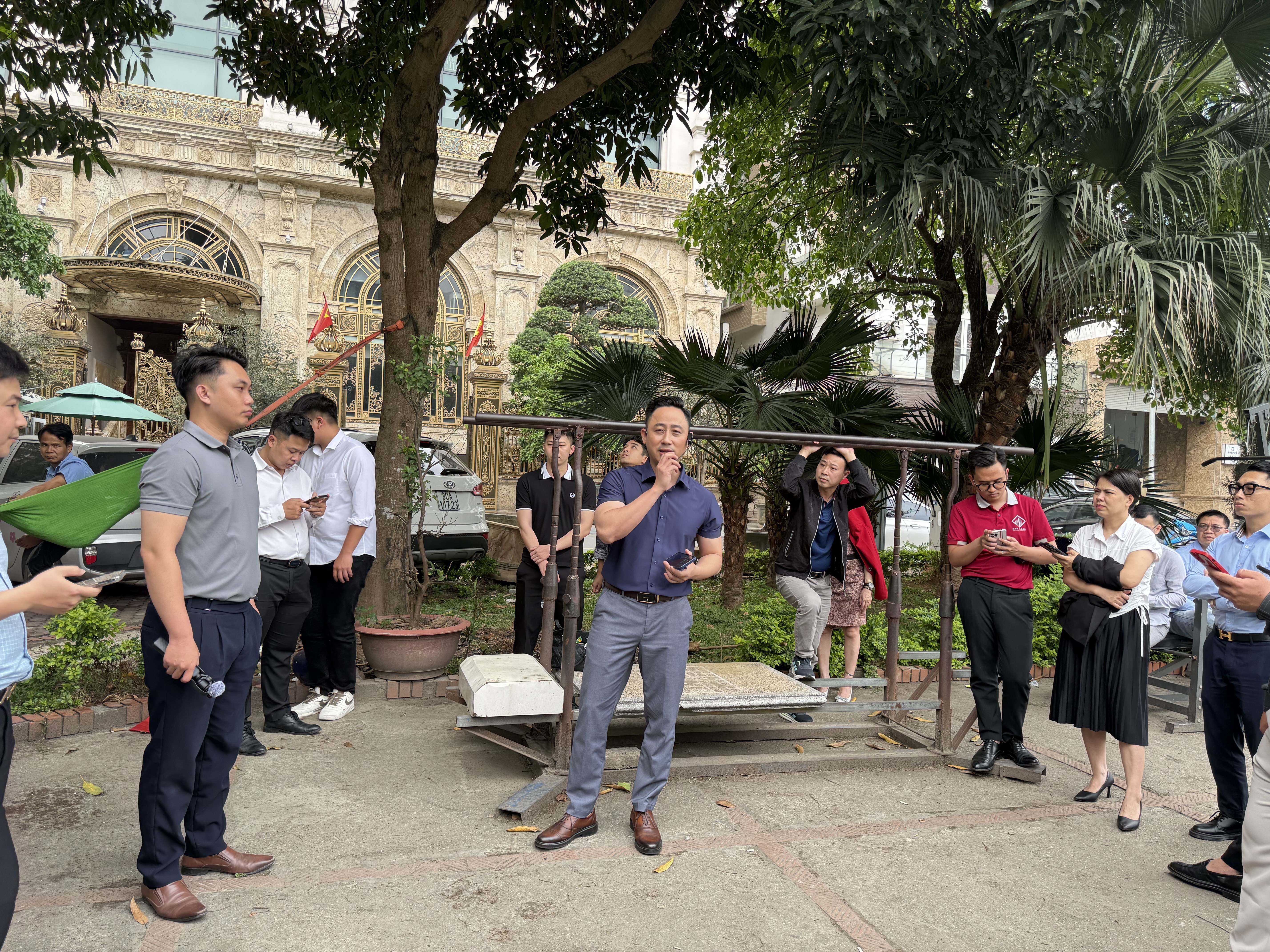 Buổi trao đổi riêng với nhà đầu tư bất động sản tại bàn làm việc