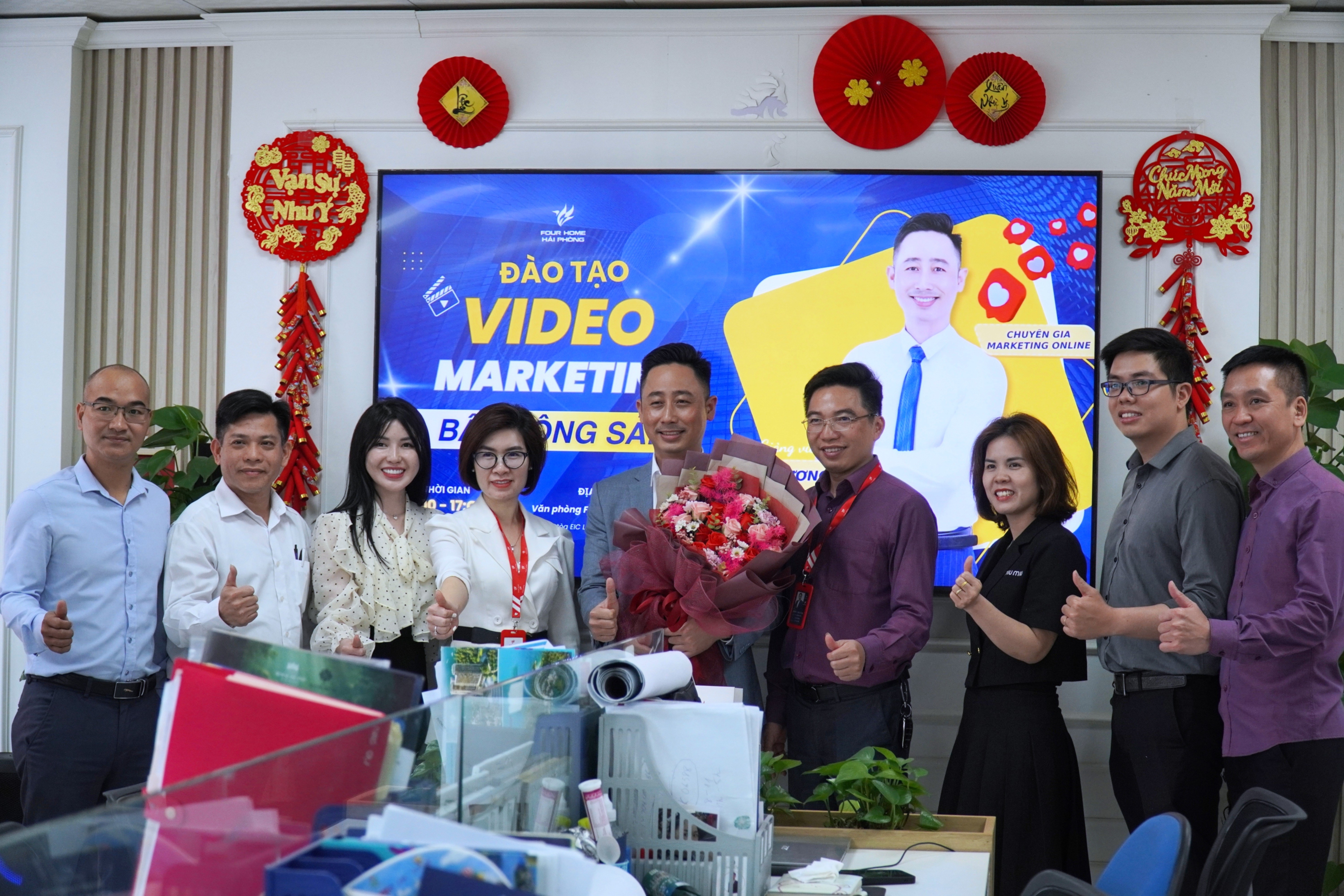 Buổi đào tạo cho đội ngũ một sàn giao dịch bất động sản về lộ trình nâng cấp thiết bị quay