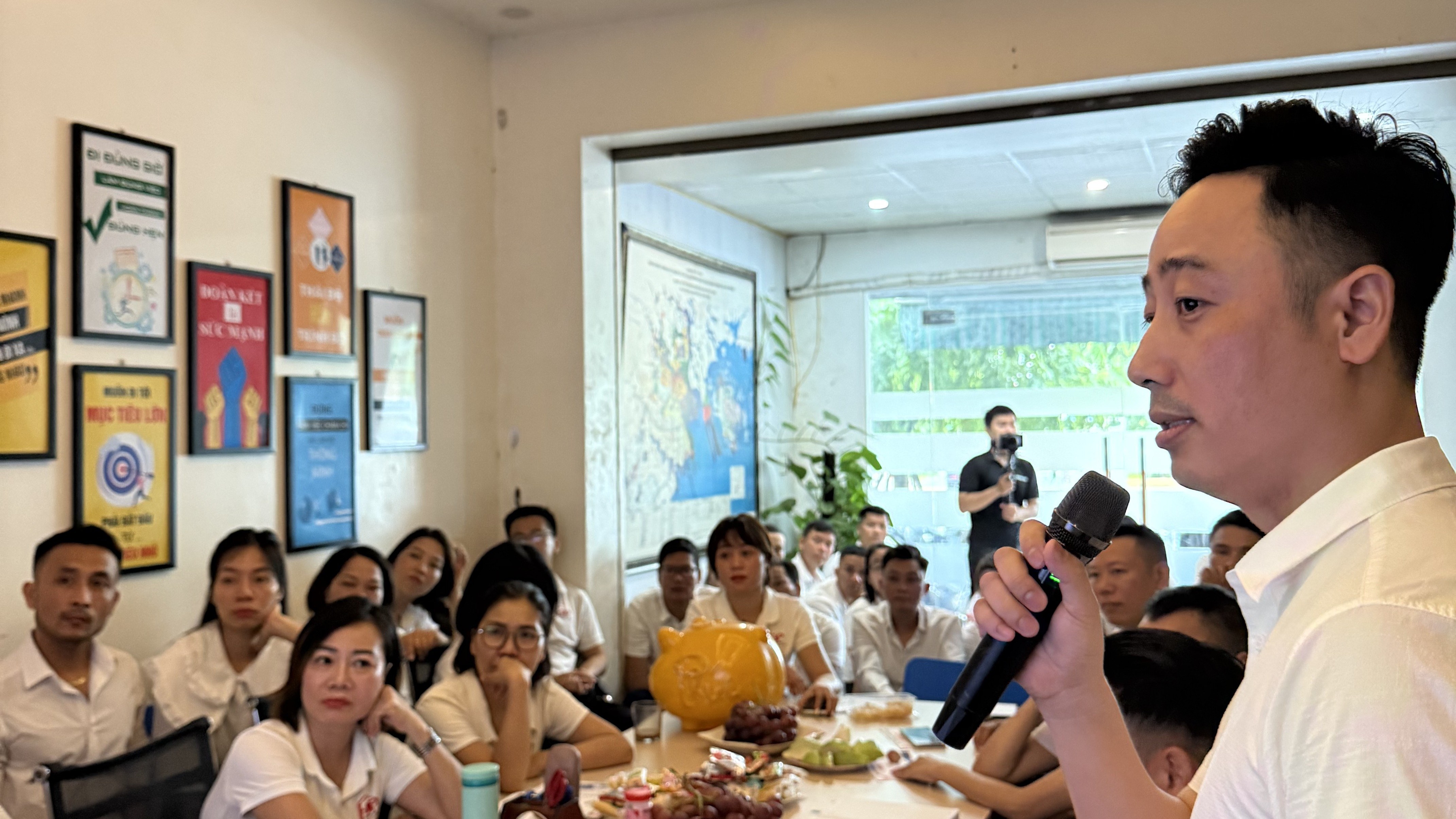 Buổi đào tạo tại một sàn giao dịch về việc kiểm điều kiện hành nghề trước khi gửi bán sản phẩm