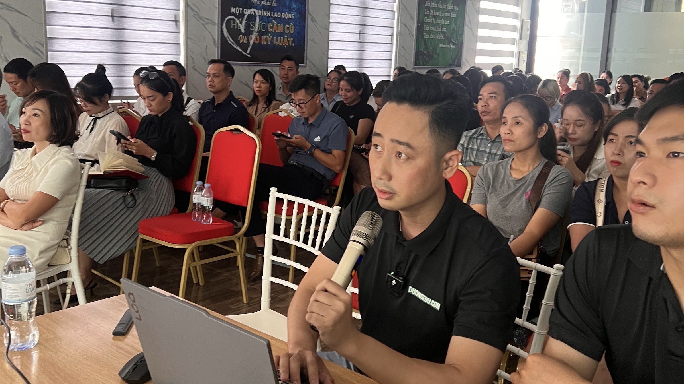 Buổi đào tạo cho đội ngũ một sàn giao dịch bất động sản về việc giữ chỉ tiêu hằng ngày