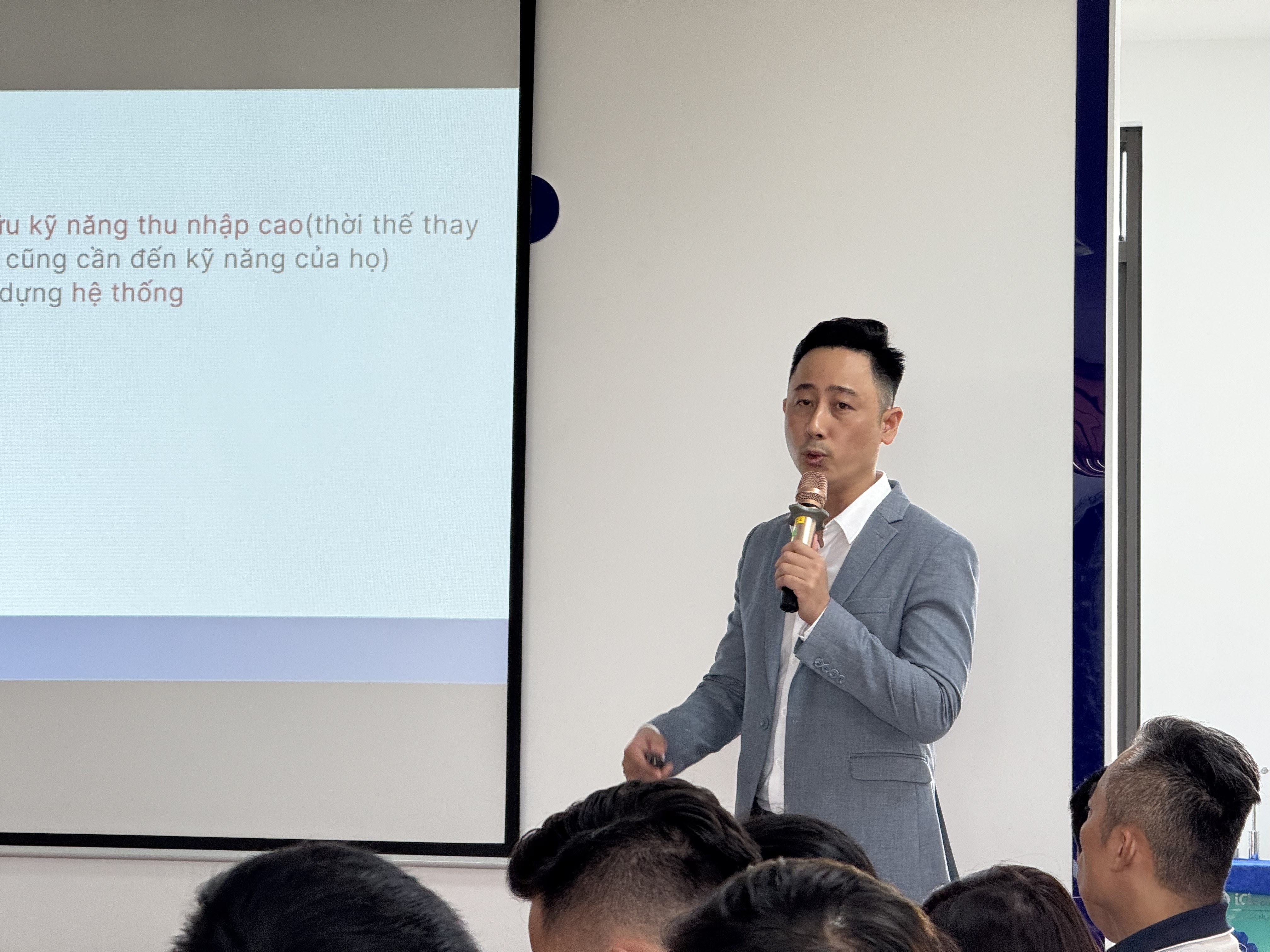Buổi đào tạo cho đội ngũ một sàn giao dịch bất động sản về cách đọc kết quả nội dung đã đăng
