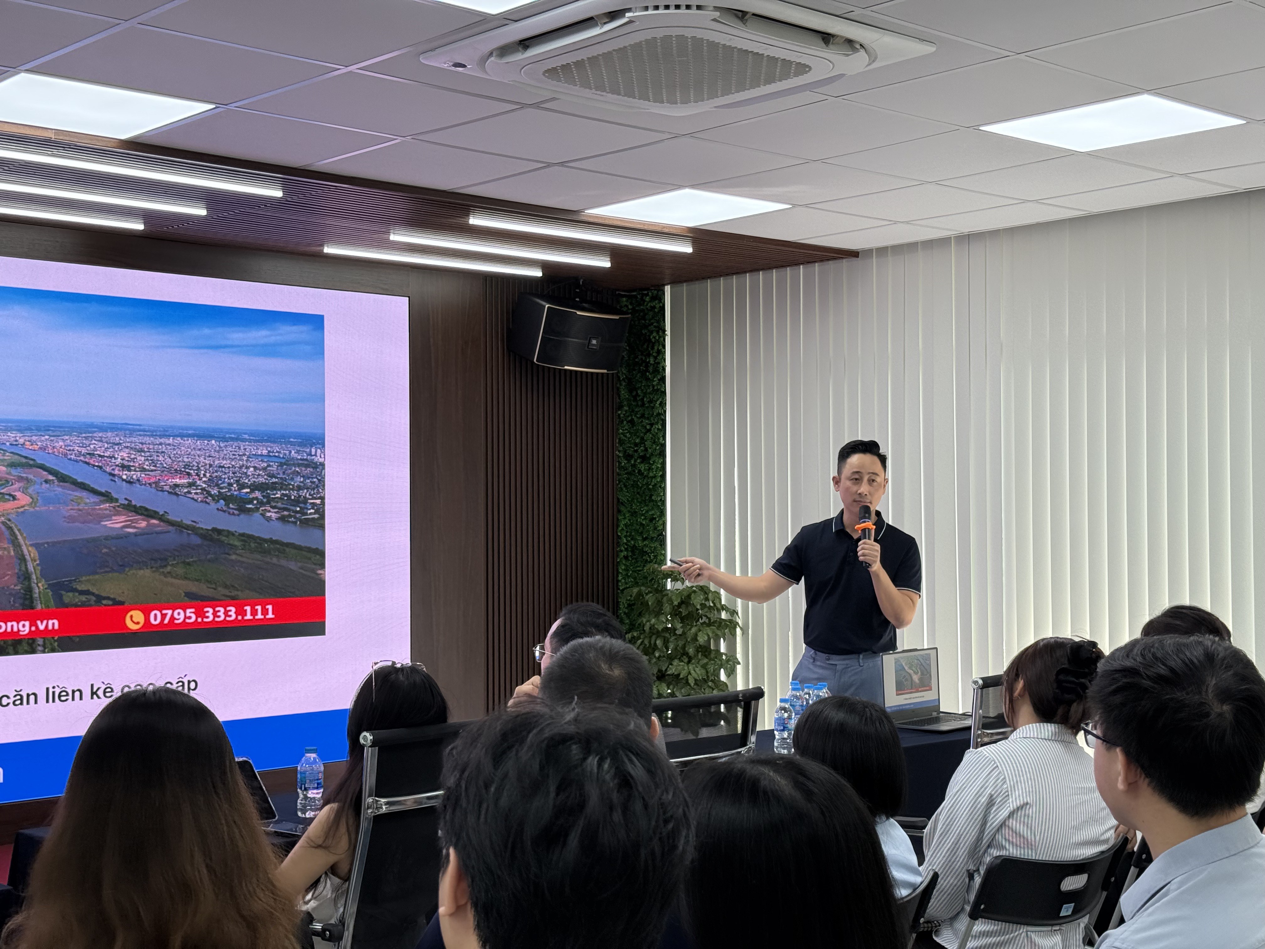 Buổi đào tạo cho đội ngũ một sàn giao dịch bất động sản về mục tiêu dài hạn