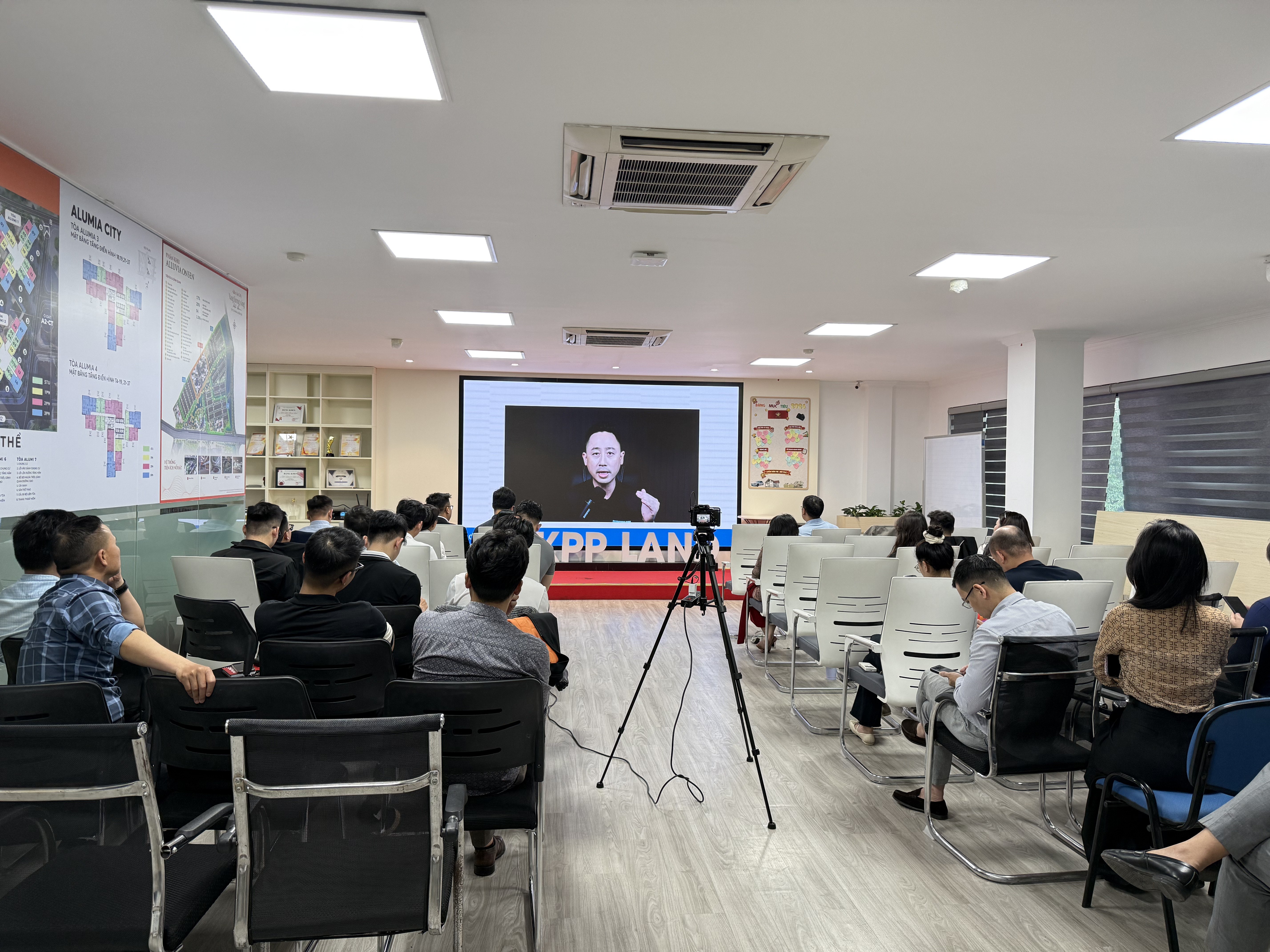Buổi gặp mặt đông người của cộng đồng môi giới bất động sản