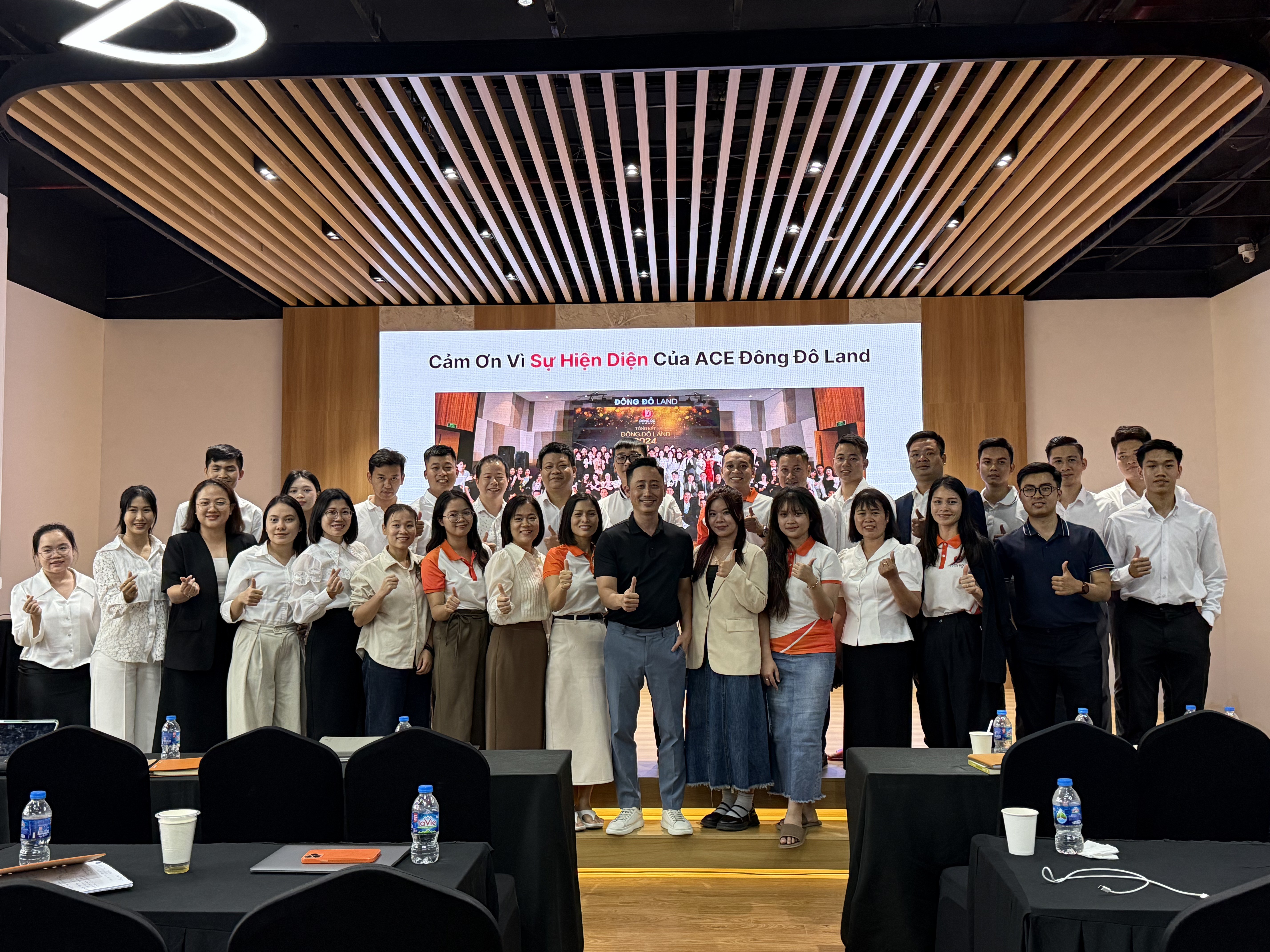 Buổi đào tạo cho đội ngũ một sàn giao dịch bất động sản về cách đọc số liệu thị trường công bố