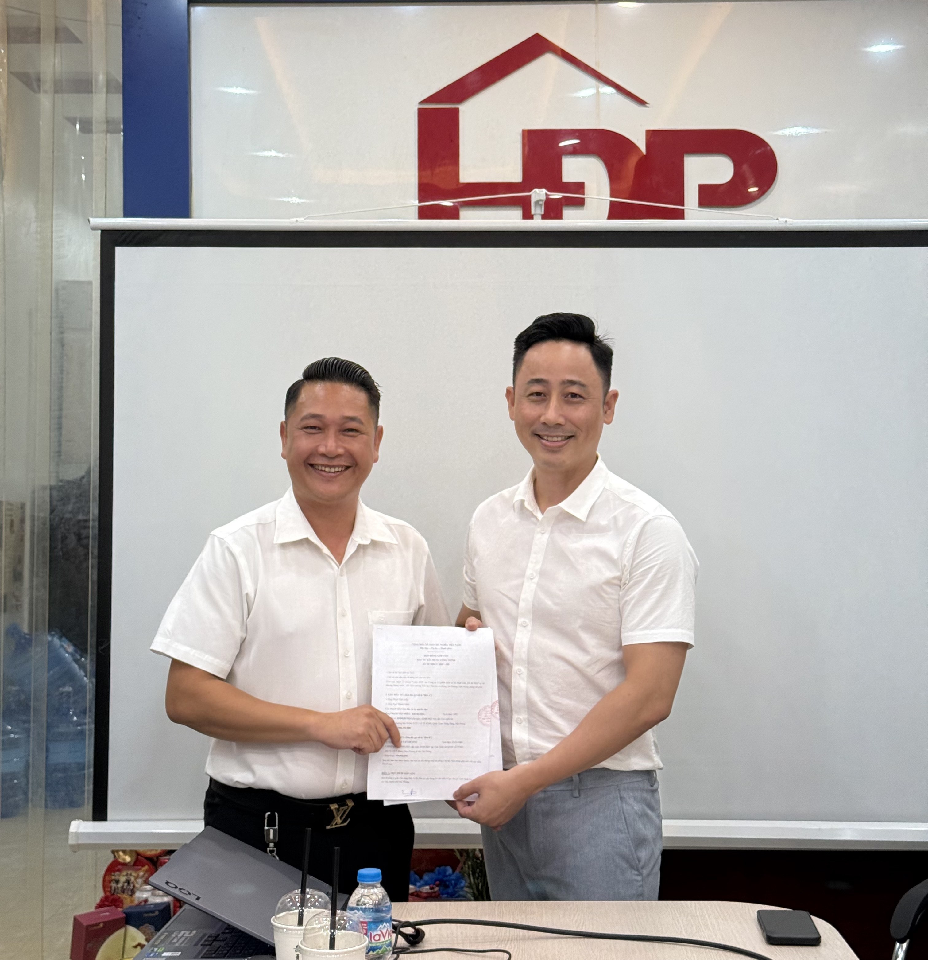 Đăng Dương trao đổi với khách hàng sau giao dịch, bước chăm sóc sau bán trong quy trình bán bất động sản