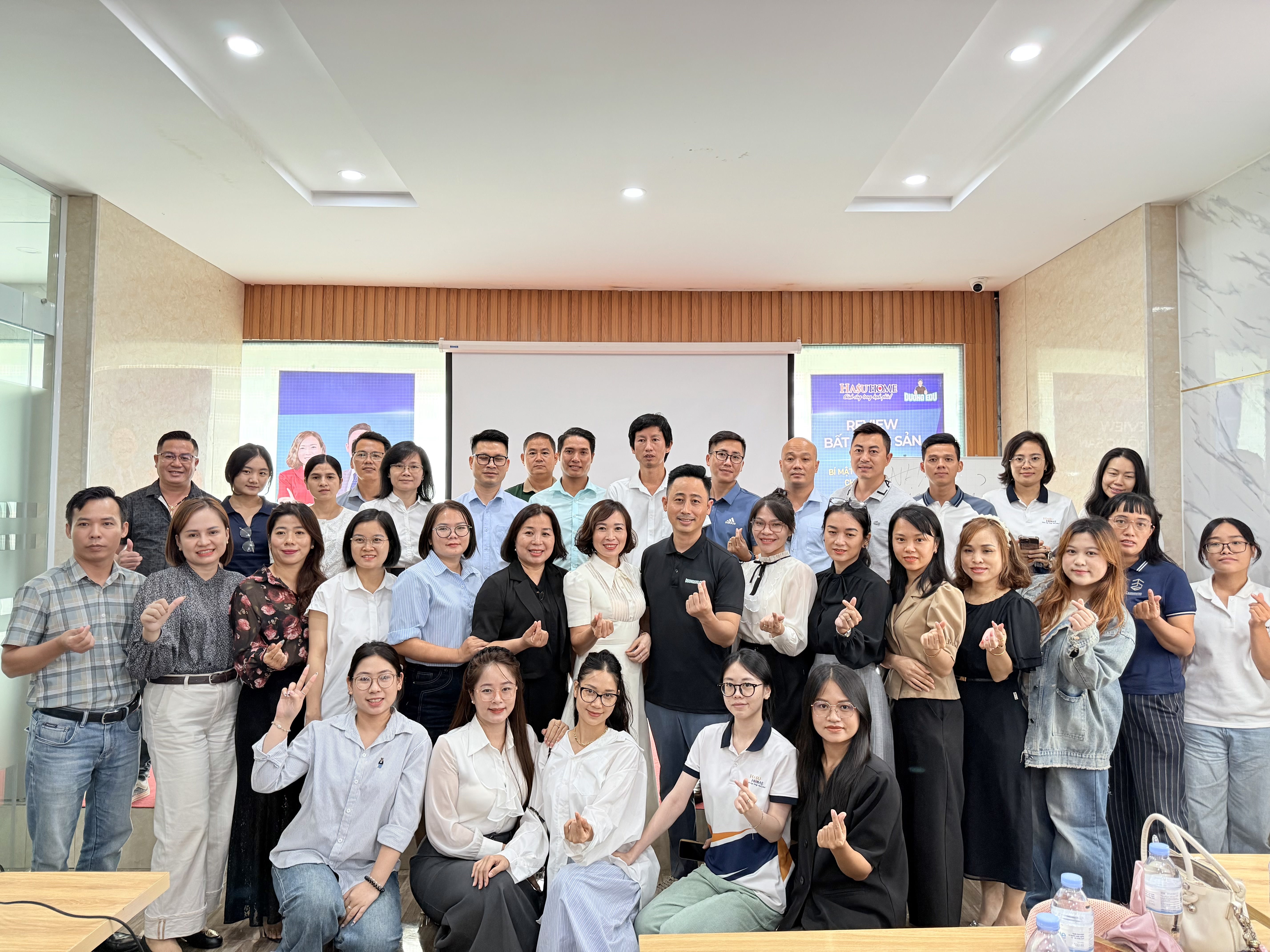 Buổi đào tạo đội ngũ một sàn giao dịch bất động sản về cách chọn việc ưu tiên theo thị trường