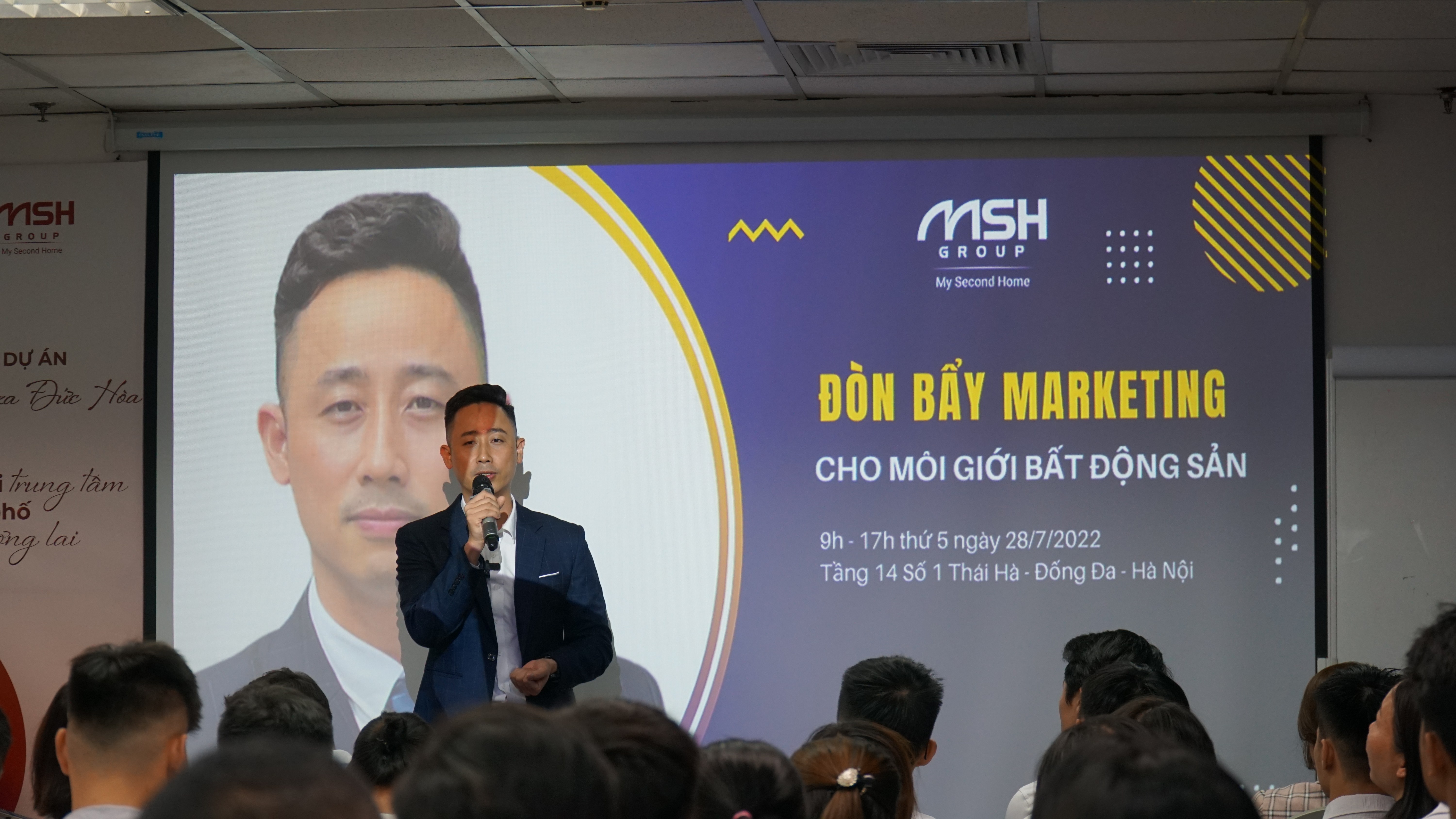 Buổi đào tạo tại sàn giao dịch bất động sản về cách khai thác giá trị lâu dài trên một khách hàng