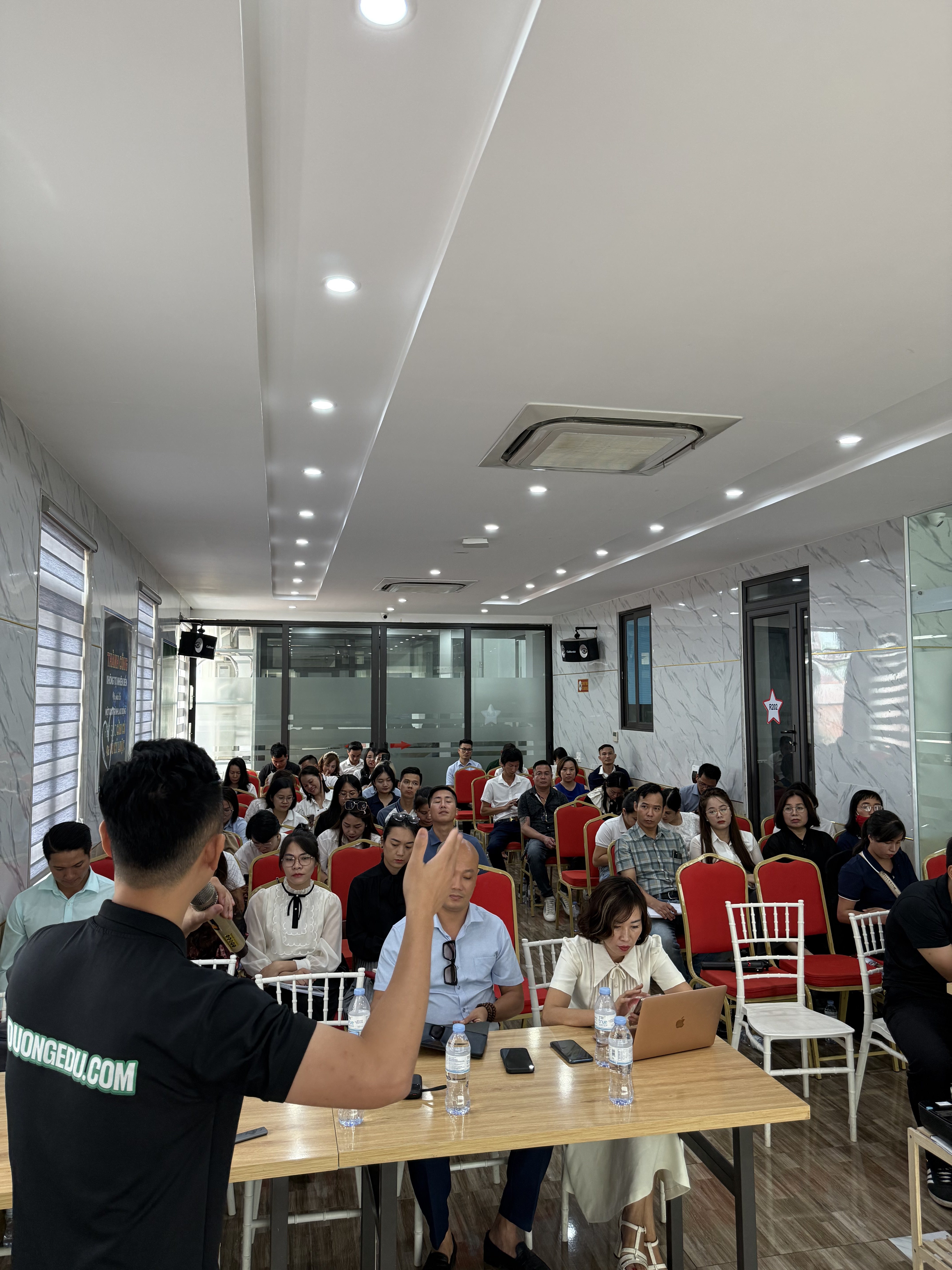 Đăng Dương trò chuyện với môi giới bất động sản về cách xử lý khi nền tảng mạng xã hội gặp sự cố