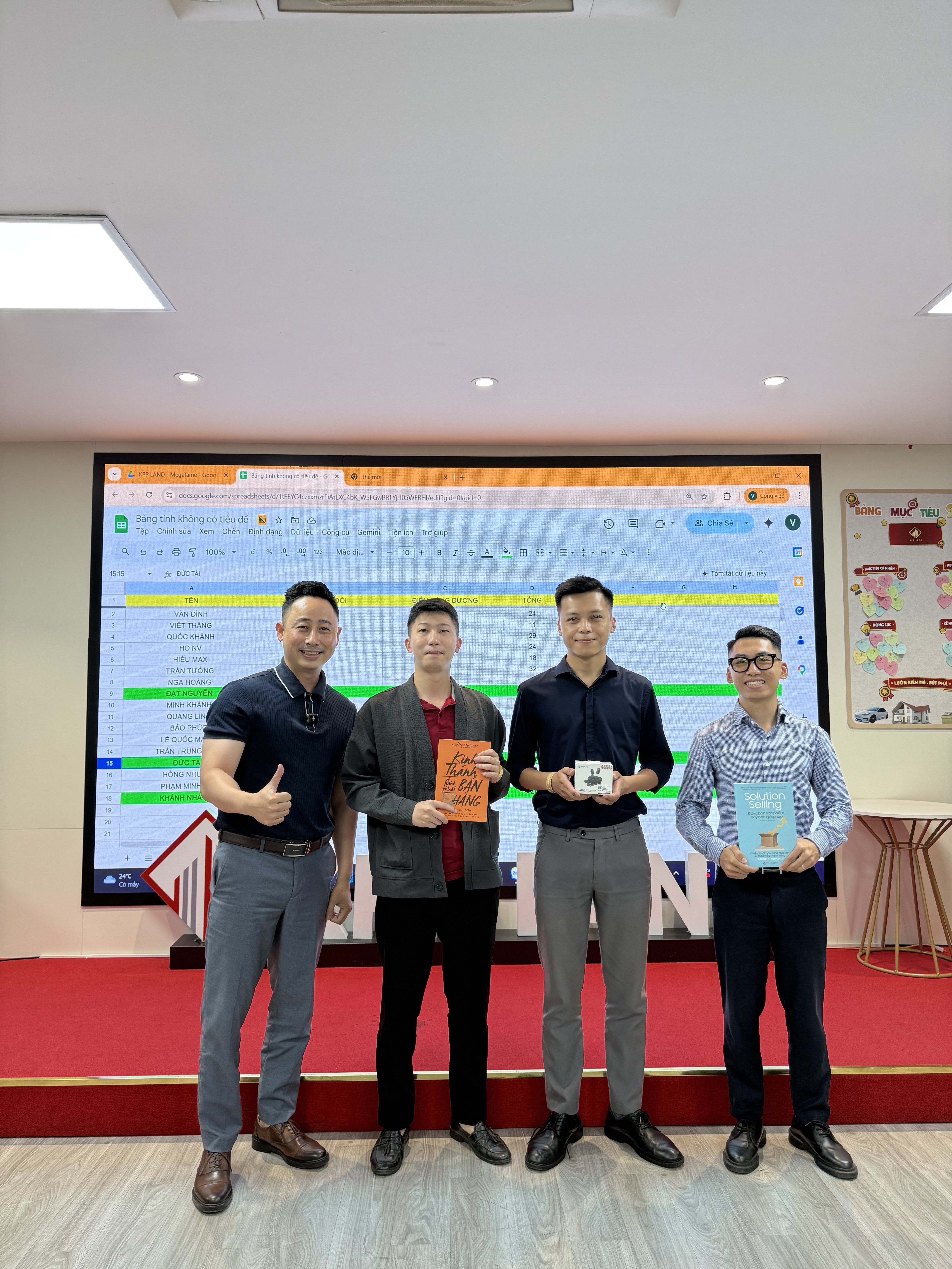 Đăng Dương làm việc cùng ban lãnh đạo sàn giao dịch bất động sản để mở rộng đội nhóm