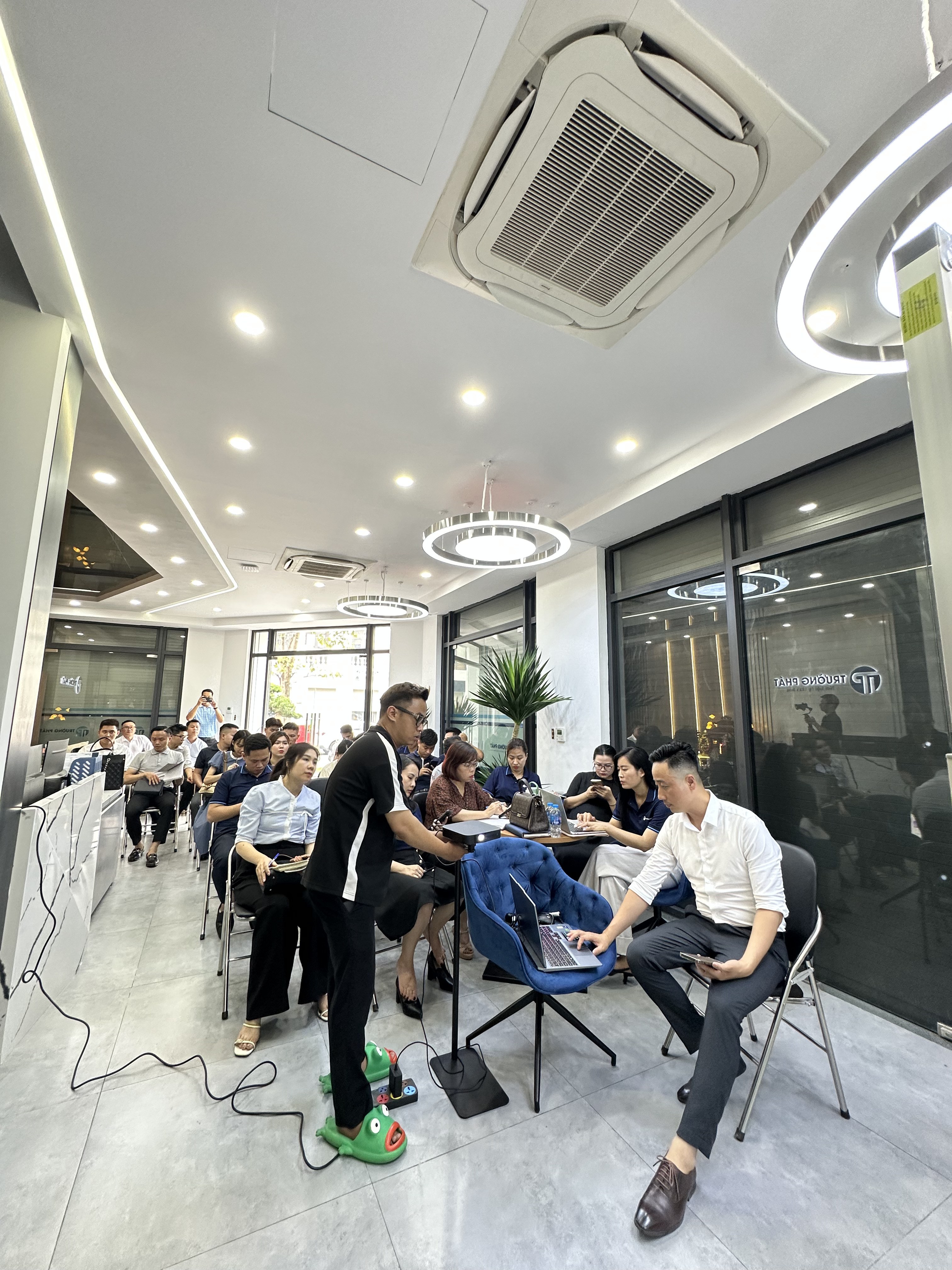 Đăng Dương cùng đội môi giới rà soát lỗi kênh bất động sản theo bảng kiểm tại sàn giao dịch
