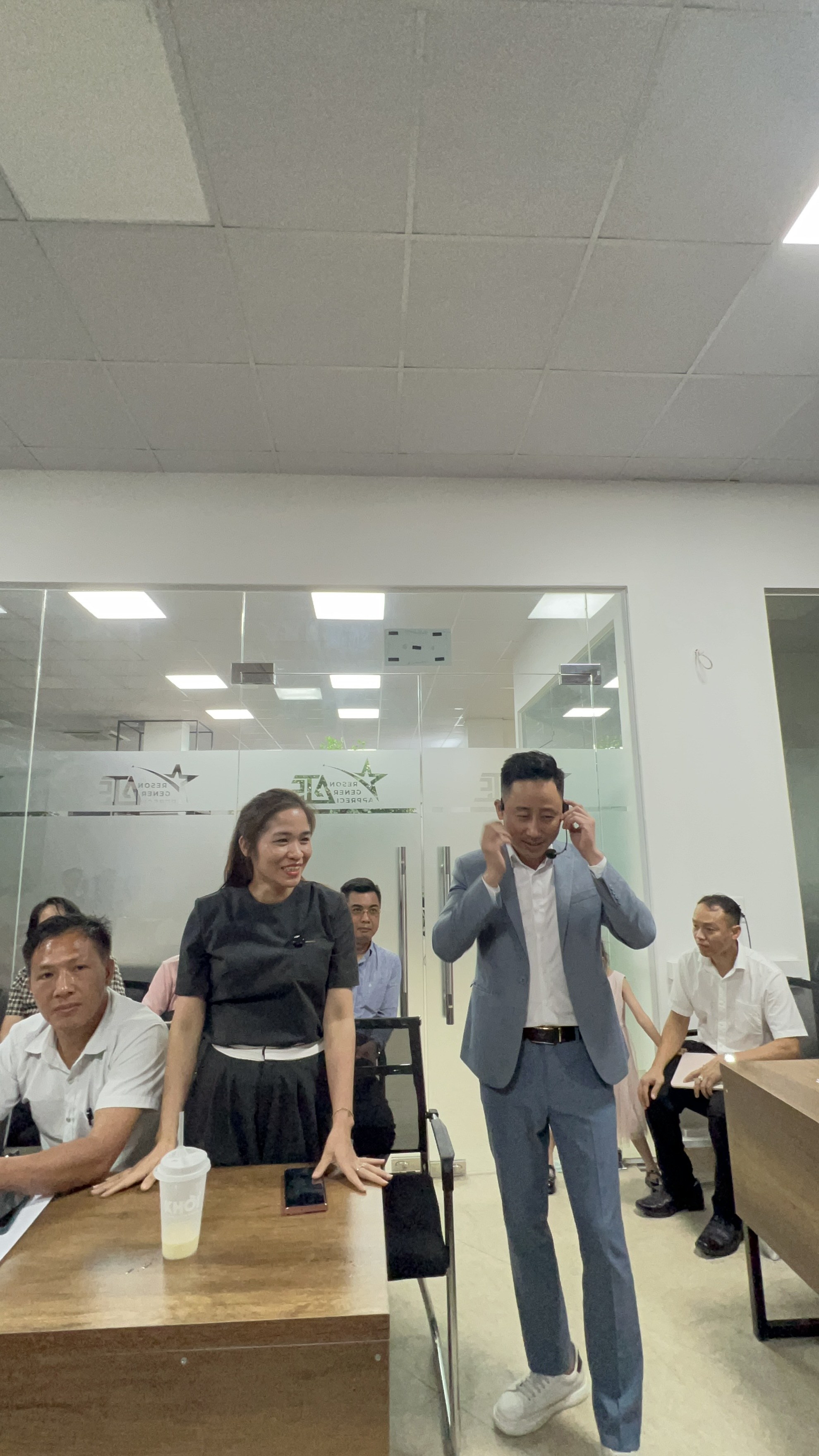 Đăng Dương trao đổi với khách hàng về giấy tờ và thoả thuận trong nghề môi giới bất động sản