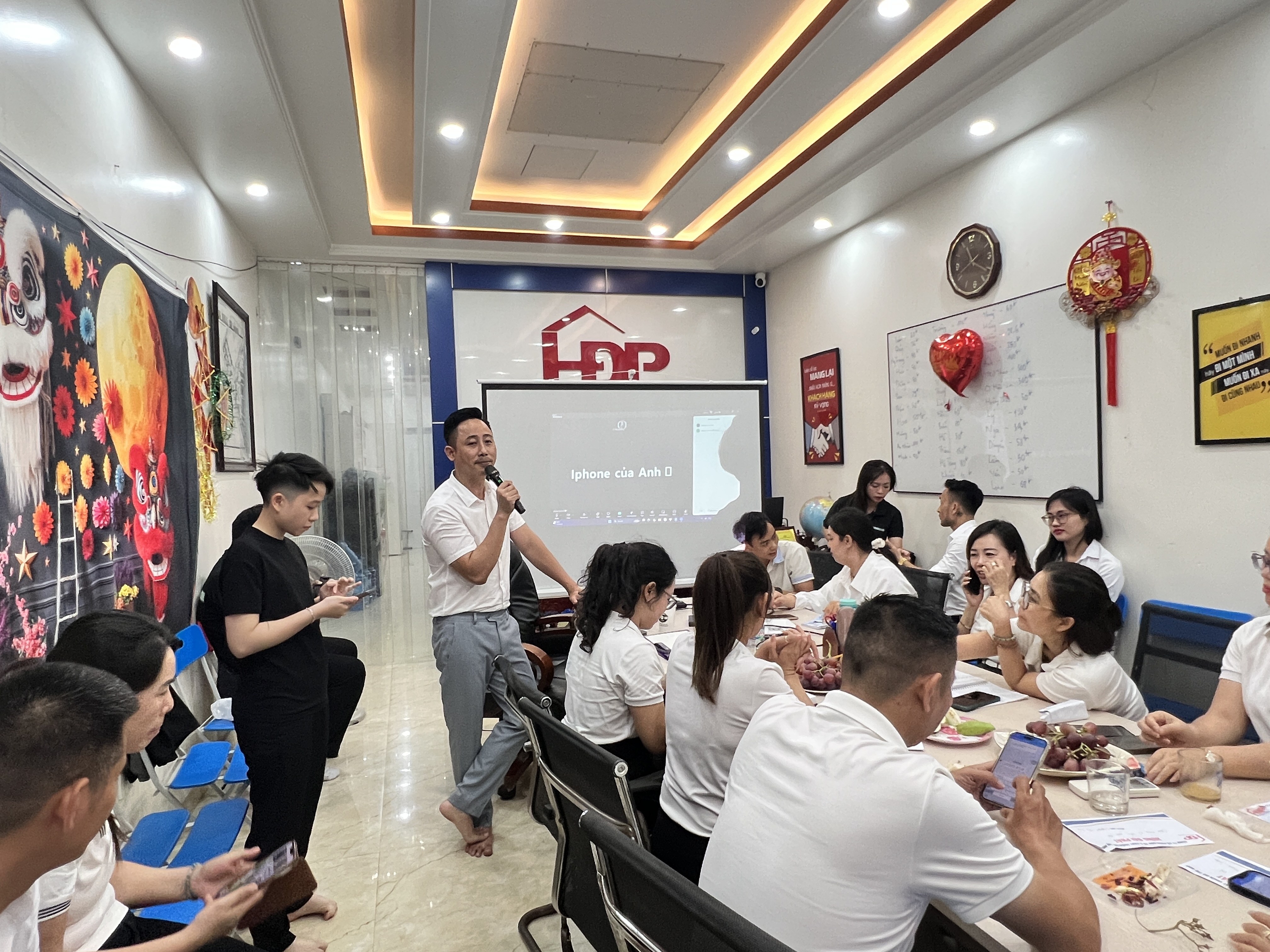 Buổi đào tạo tại sàn giao dịch bất động sản về cách mang nguồn khách sang thị trường mới