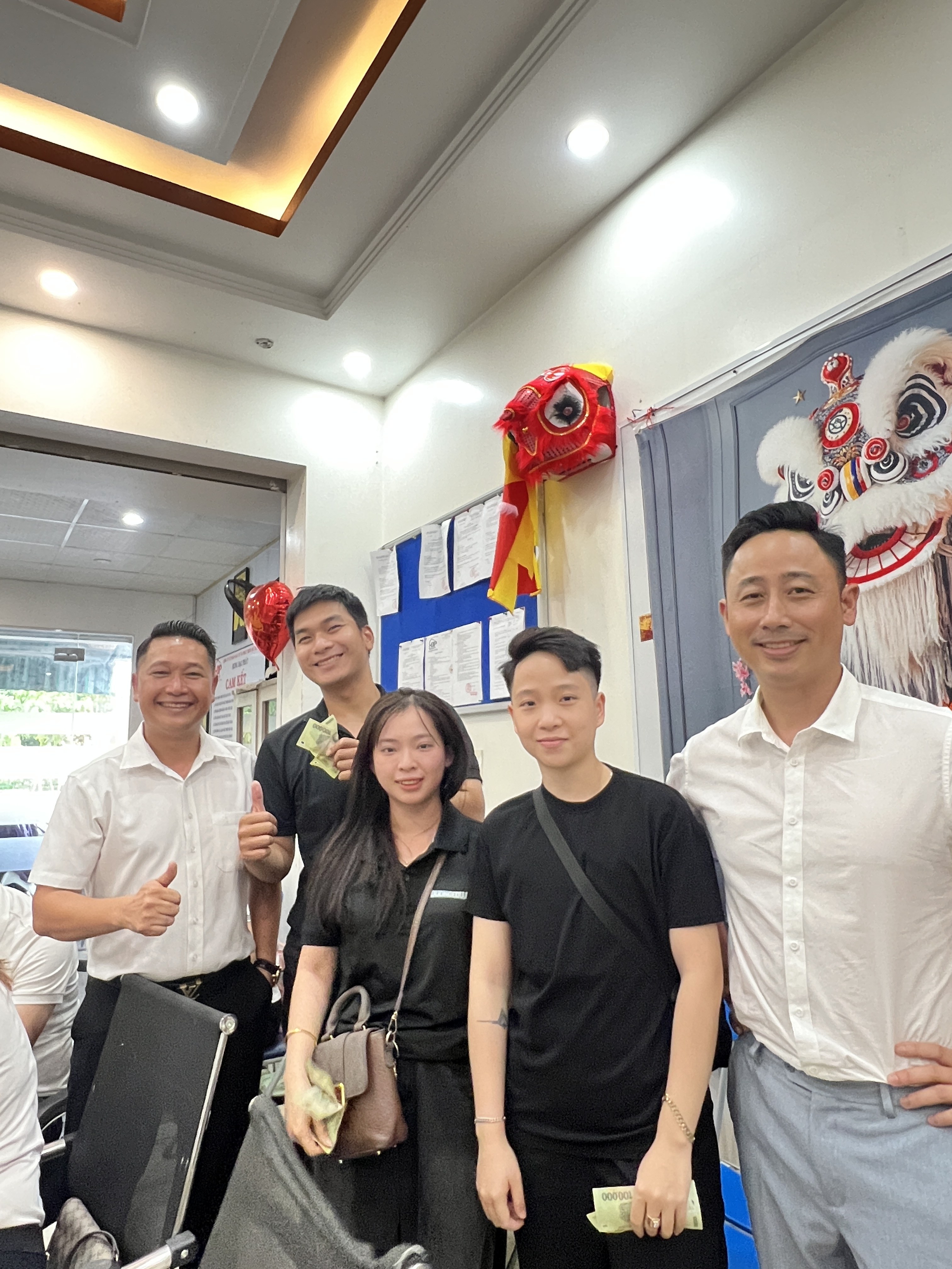 Đăng Dương gặp nhóm khách quan tâm đầu tư bất động sản tại sàn giao dịch