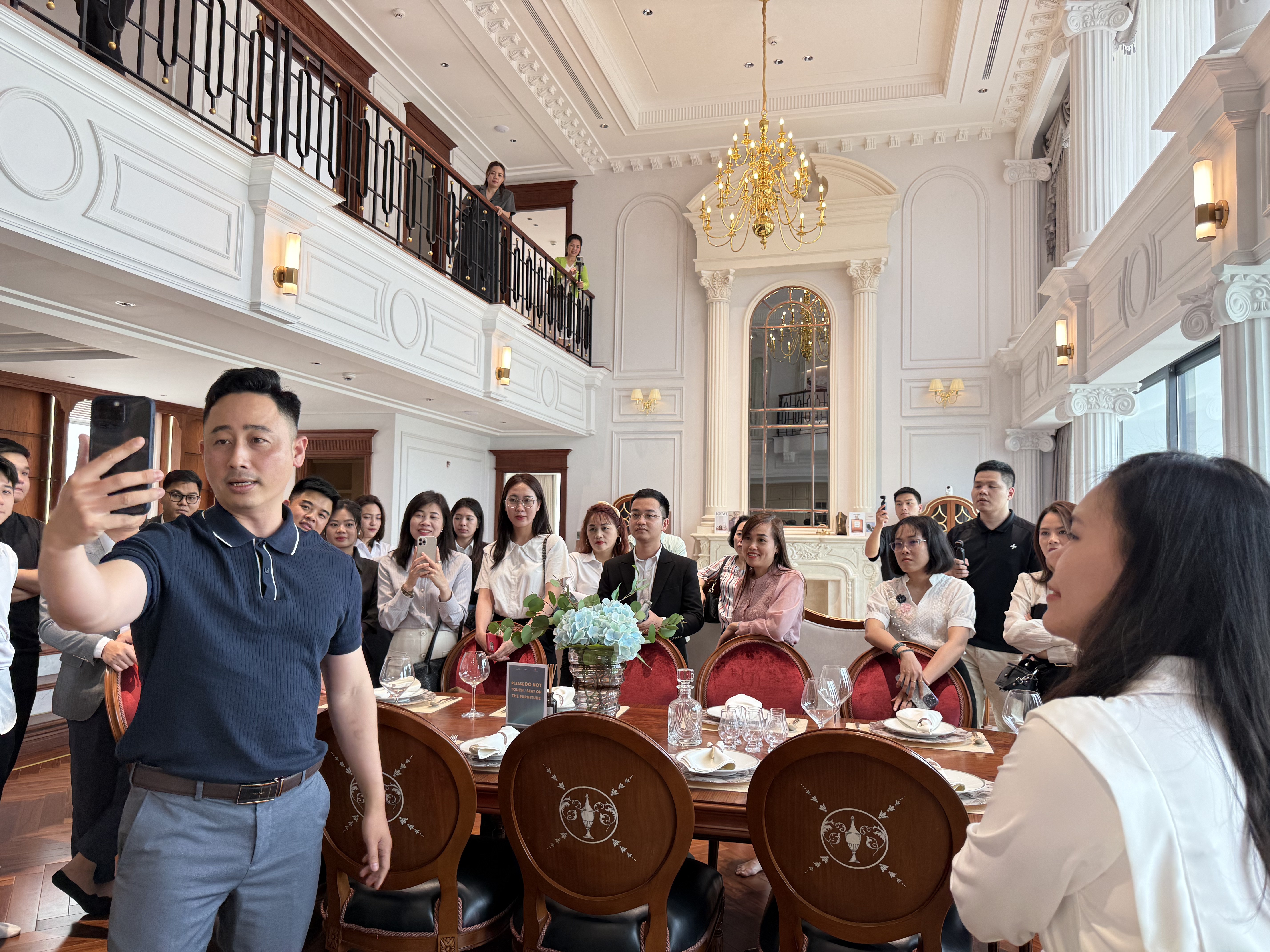 Đăng Dương cầm điện thoại quay video ngay tại buổi gặp mặt môi giới bất động sản