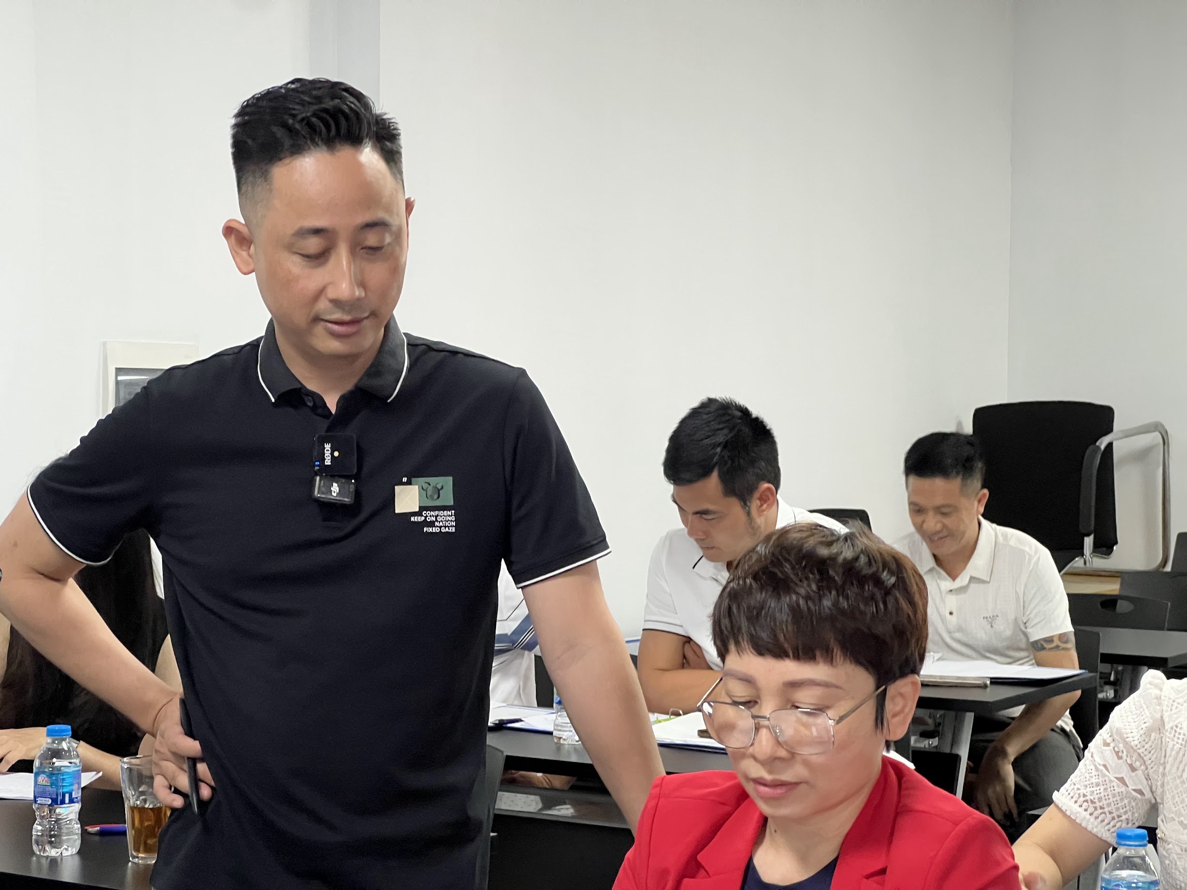 Đăng Dương kèm từng học viên trong lớp đào tạo xây kênh video bất động sản