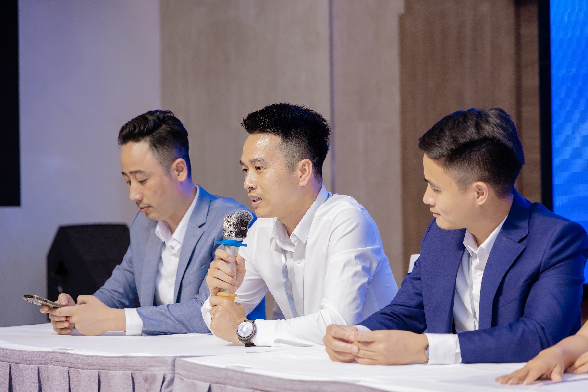 Đăng Dương trao đổi cùng ban lãnh đạo một sàn giao dịch bất động sản
