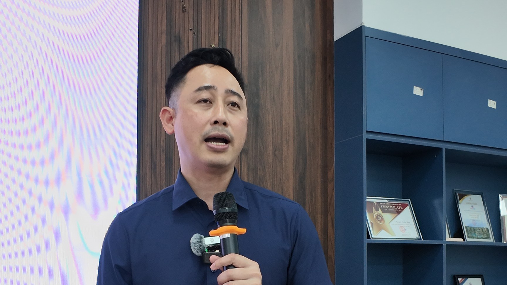 Buổi đào tạo tại sàn giao dịch bất động sản về cách đọc lại sổ khách cũ để dựng chân dung người mua