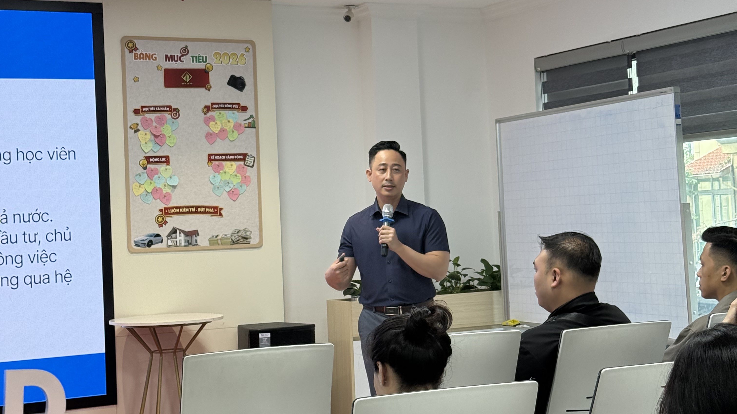 Buổi đào tạo môi giới bất động sản về cách phân biệt thông tin kiểm được với phỏng đoán khi trả lời khách