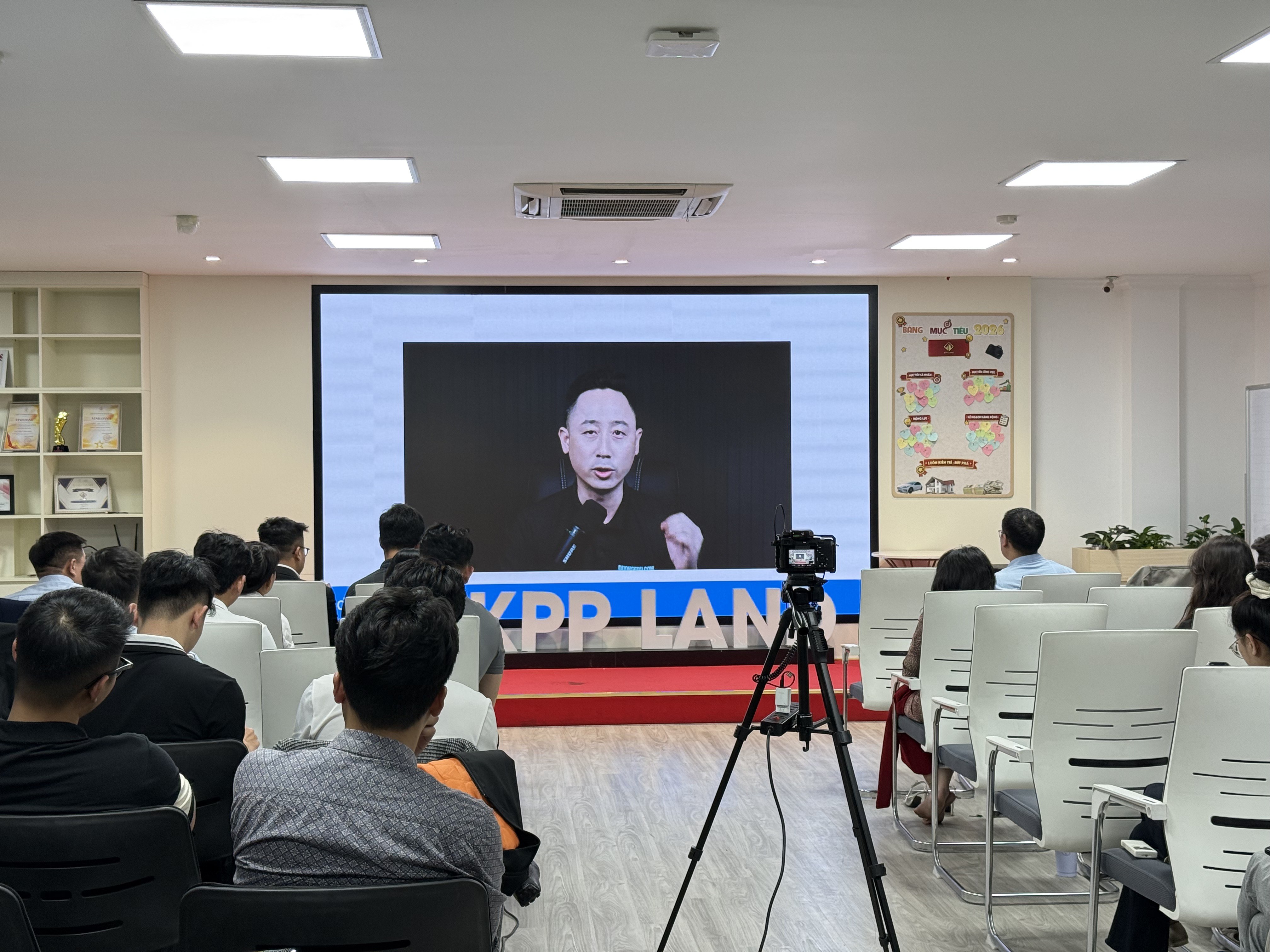 Đăng Dương đứng trước ống kính trong buổi quay video đào tạo môi giới bất động sản