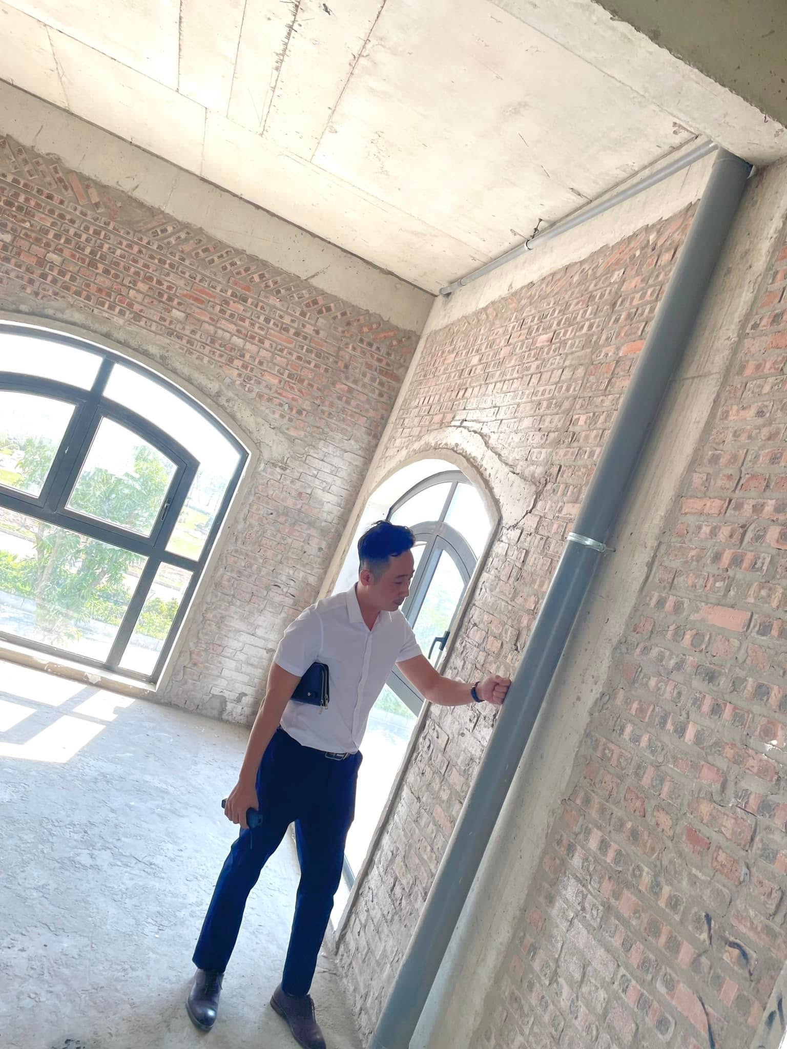 Khảo sát thực tế một khu nhà phố mới xây trước khi quyết định đầu tư bất động sản