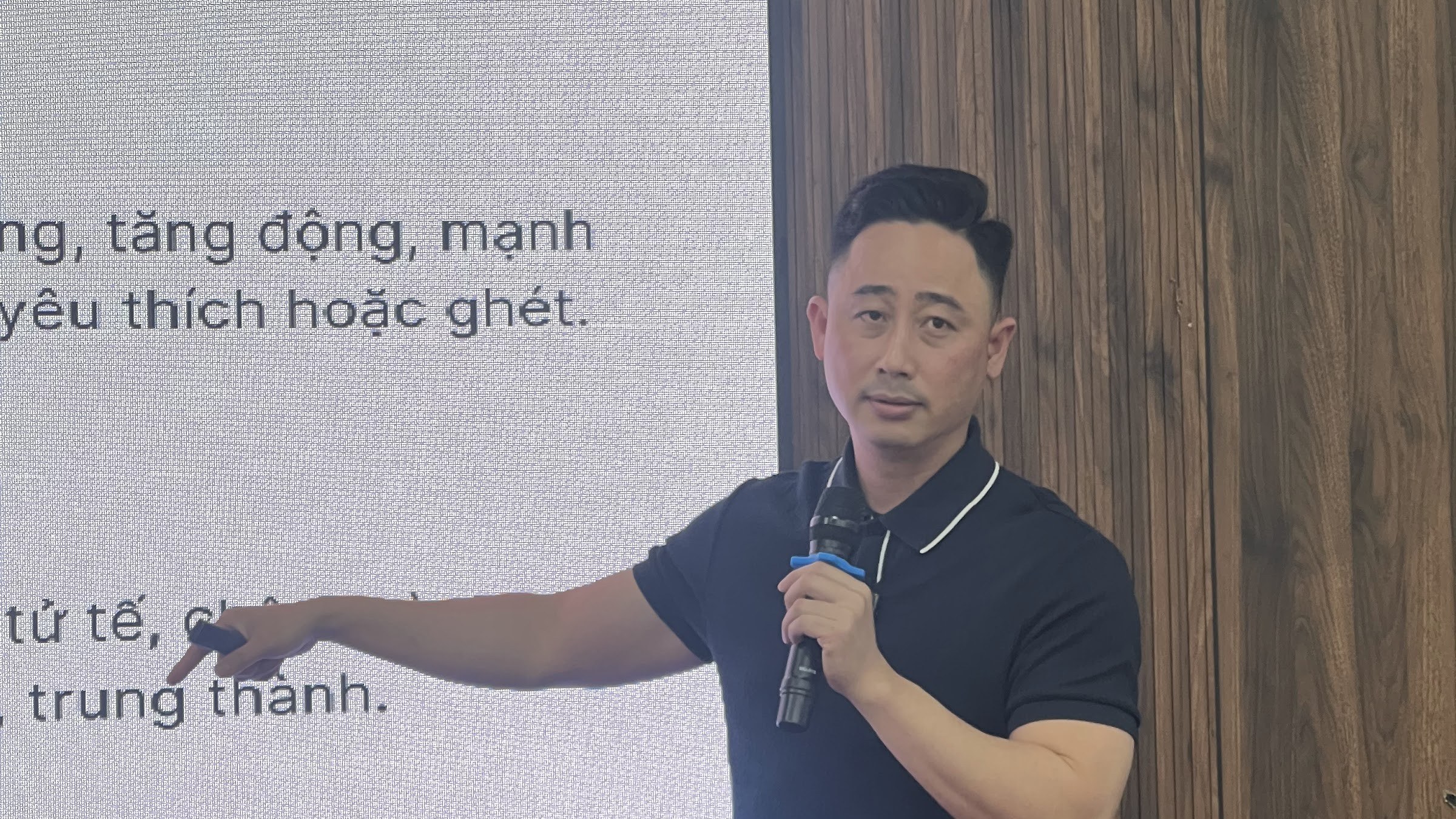 Sơ đồ mười chặng tâm lý nhà đầu tư bất động sản đi qua một chu kỳ giá được trình bày trên bảng