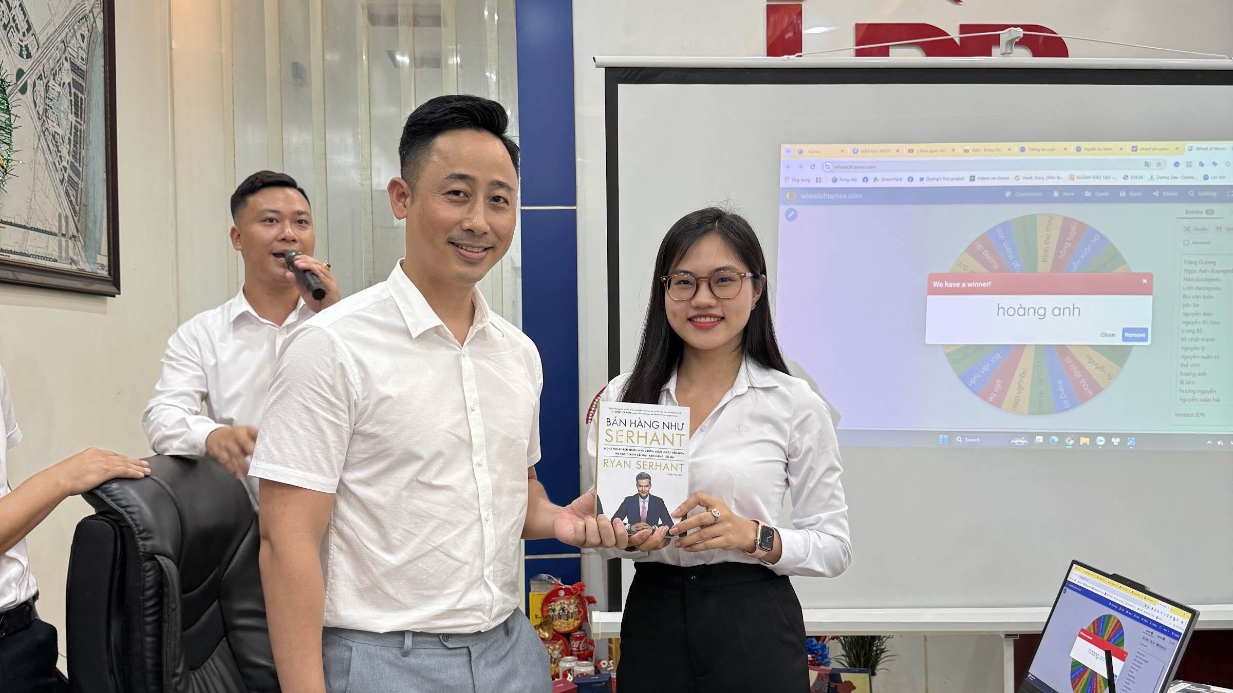 Ranh giới giữa mời khách một cốc cà phê và mời khách một bữa ăn trang trọng trong nghề môi giới bất động sản