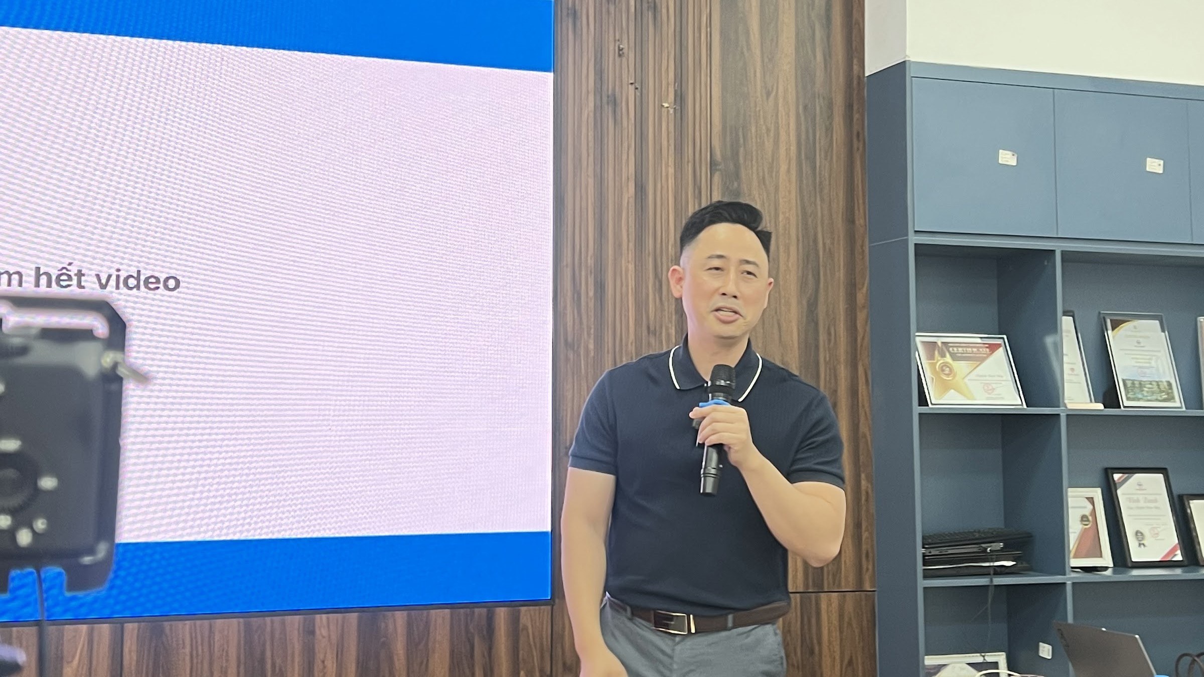 Phân tích khoảng cách giữa giá tại nơi sản xuất và giá tới tay người mua, minh hoạ vai trò của kỹ năng bán hàng