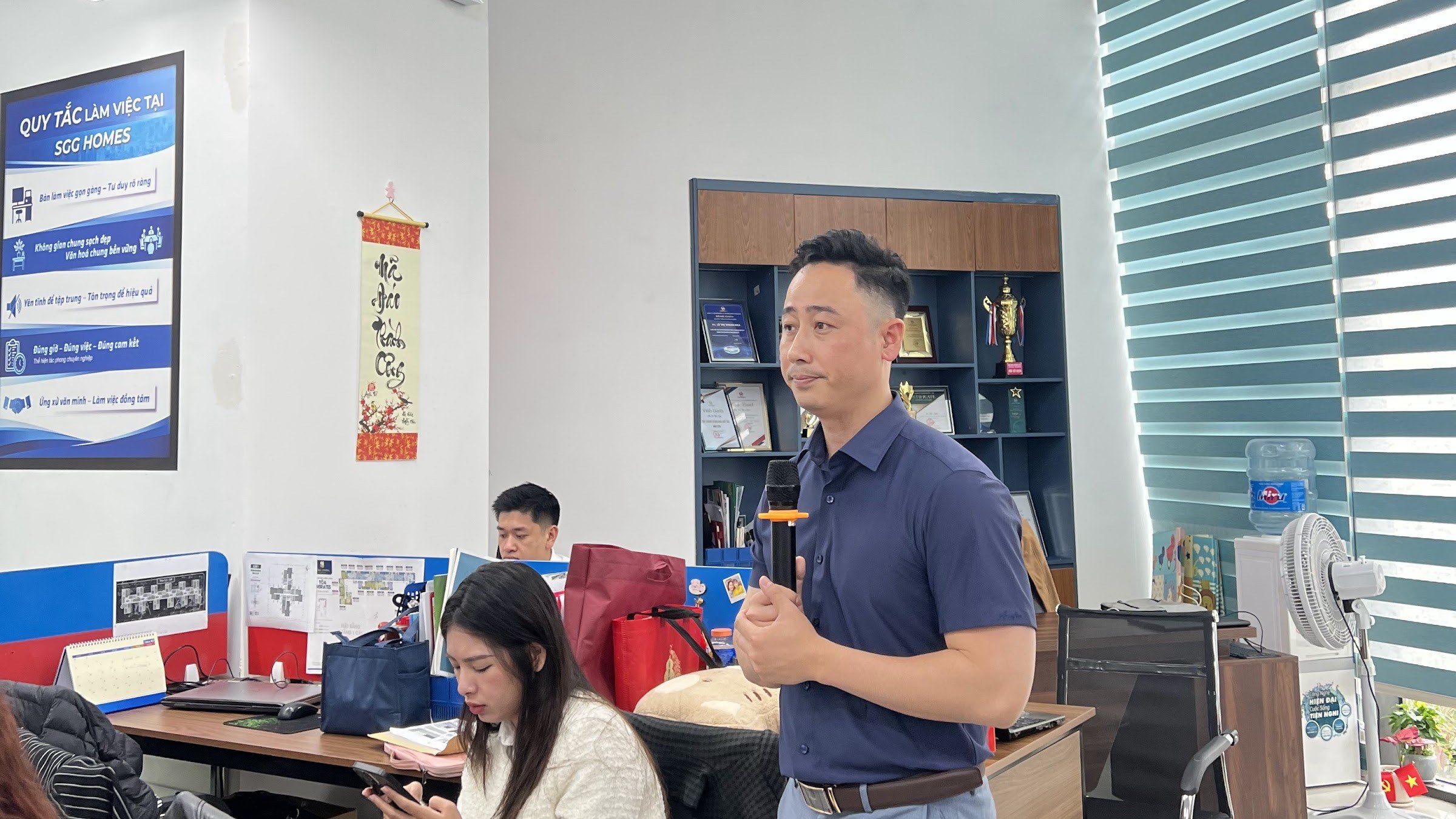 Hai người thống nhất bức tranh một hai ba năm trước khi người làm môi giới bất động sản dồn sức cho công việc