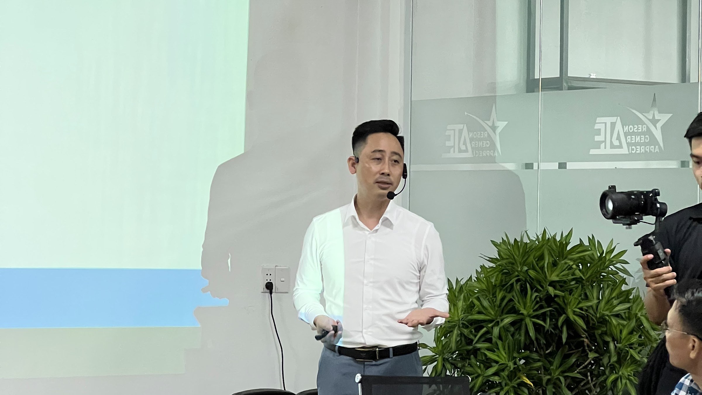 Người môi giới bất động sản ngồi nghe khách để nhận ra tâm lý nhà đầu tư đang ở chặng nào