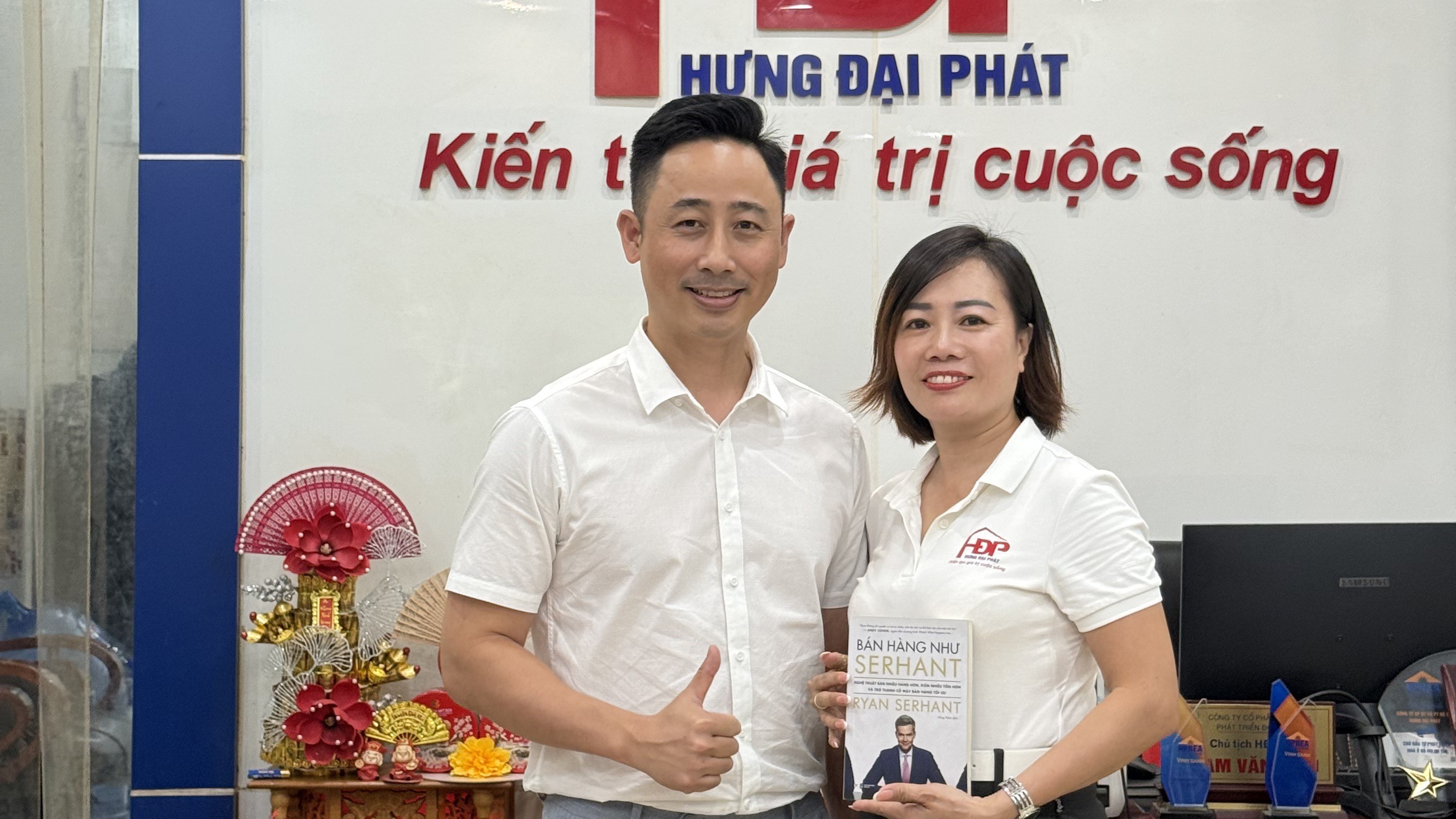 Trao đổi thẳng với người bạn đời về nhịp thu nhập và giờ làm của nghề môi giới bất động sản