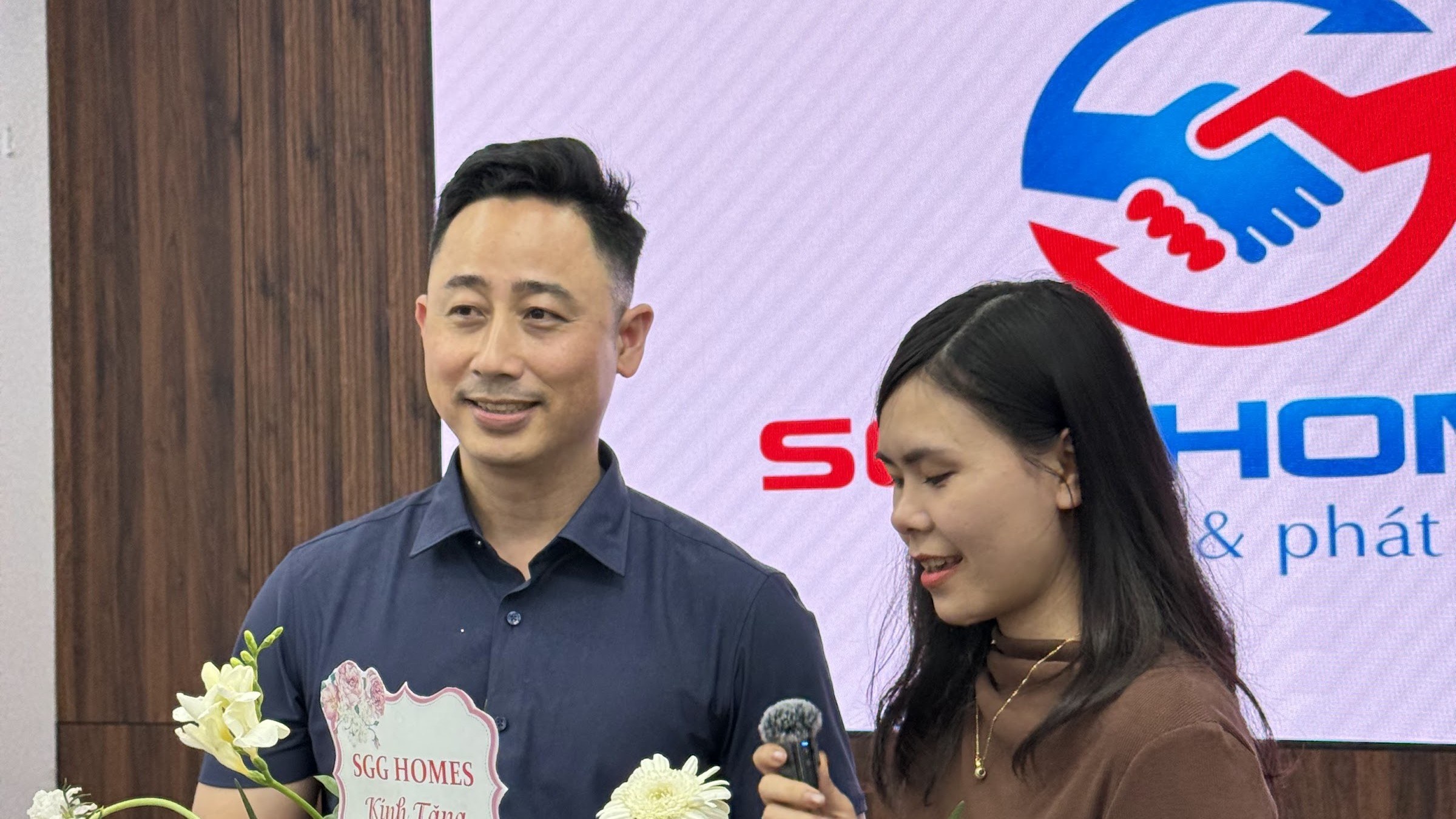Trao đổi nghề nghiệp về việc cho thông tin và cho cơ hội đầu tư thay vì cho tiền khi xây quan hệ