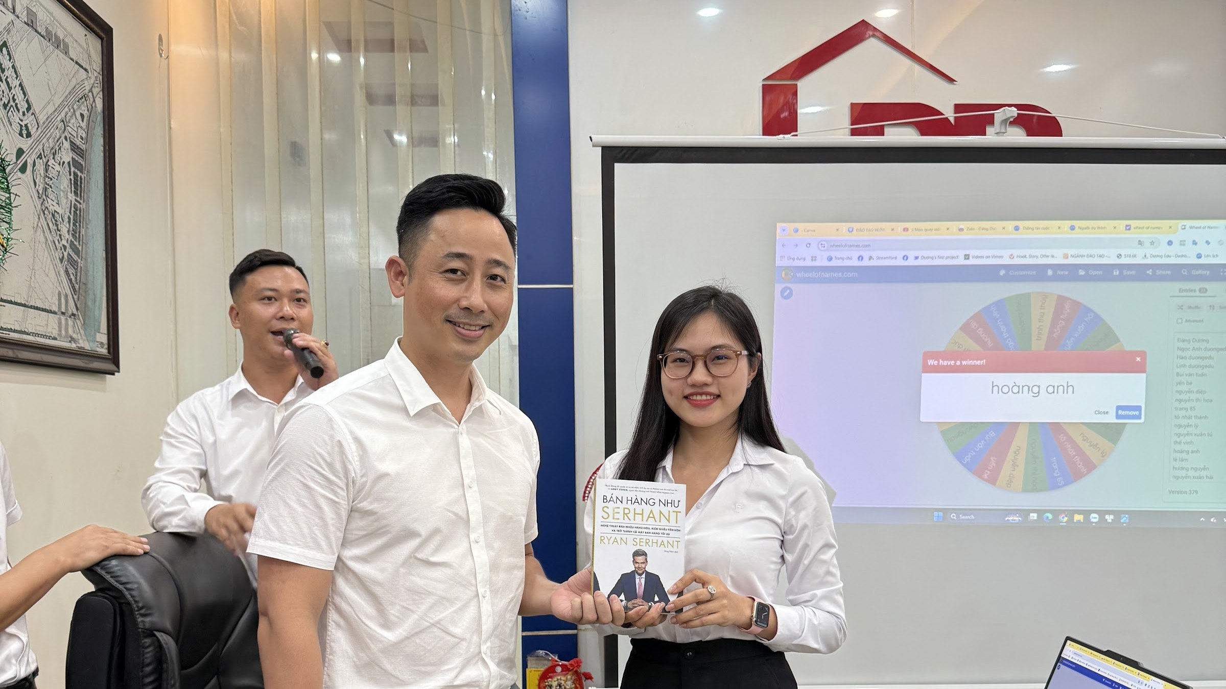 Trao đổi với đồng nghiệp để lấy dữ liệu làm nội dung bất động sản qua câu chuyện khách hàng của họ