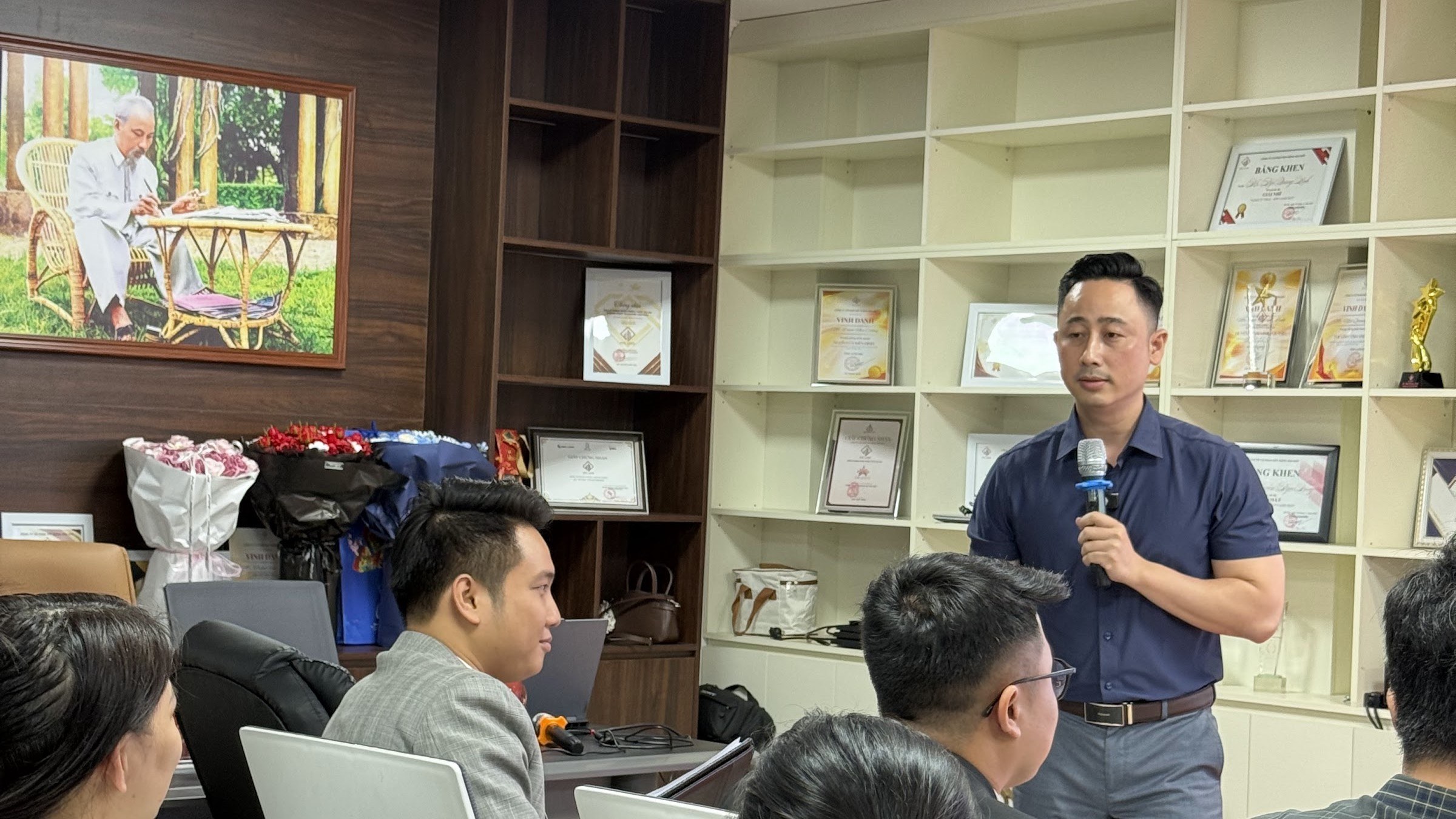 Trao đổi về nếp mở bảng quản lý khách hàng bất động sản vào đầu ngày và cuối ngày làm việc